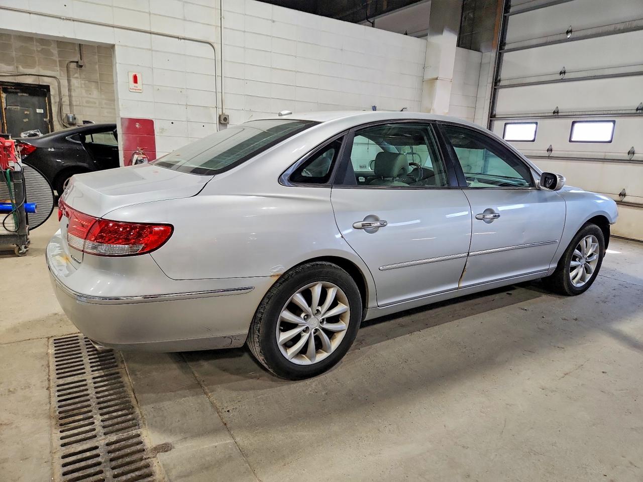 2008 Hyundai Azera Limited Silver vin: KMHFC46F38A305255