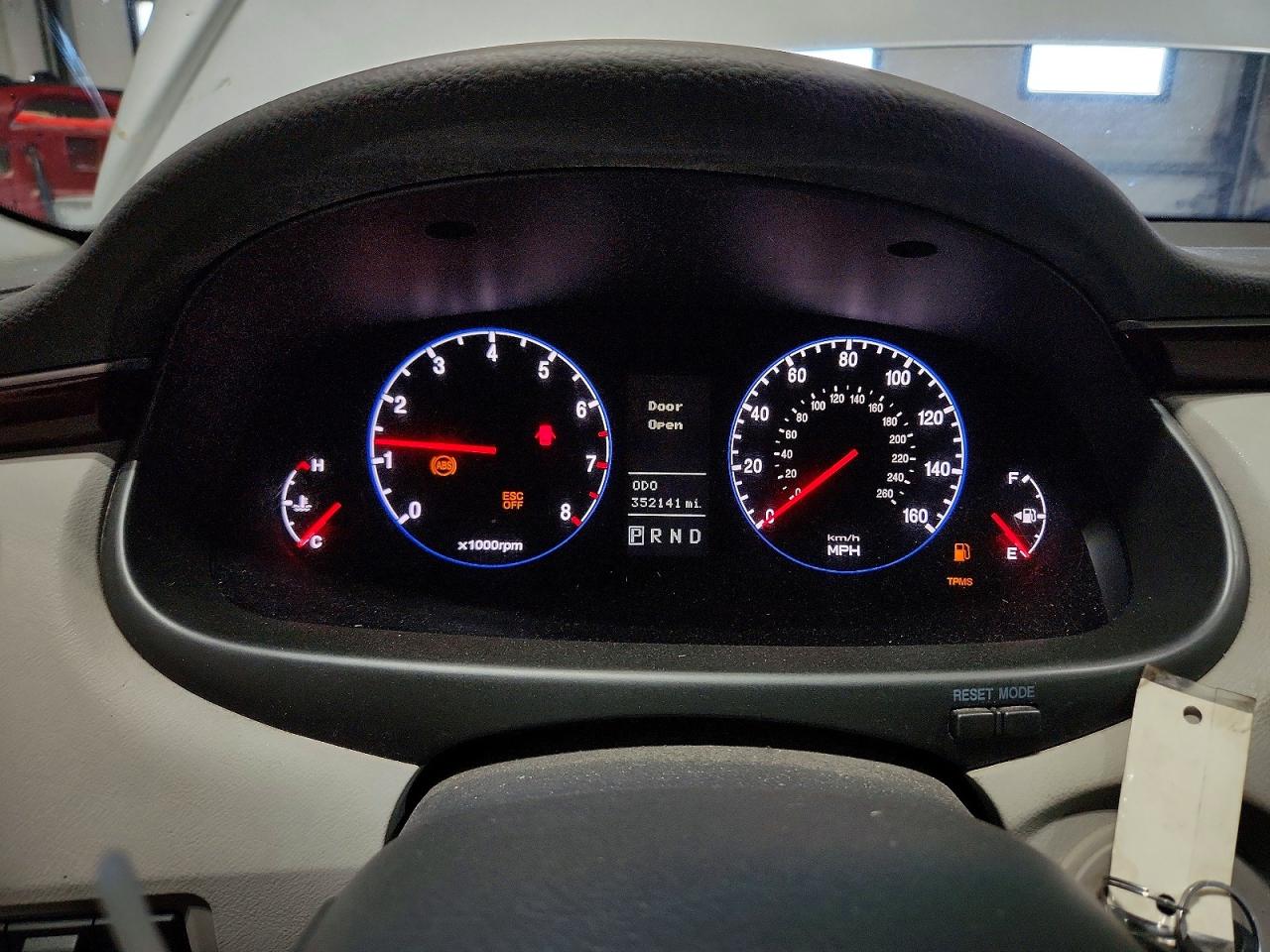 2008 Hyundai Azera Limited Silver vin: KMHFC46F38A305255