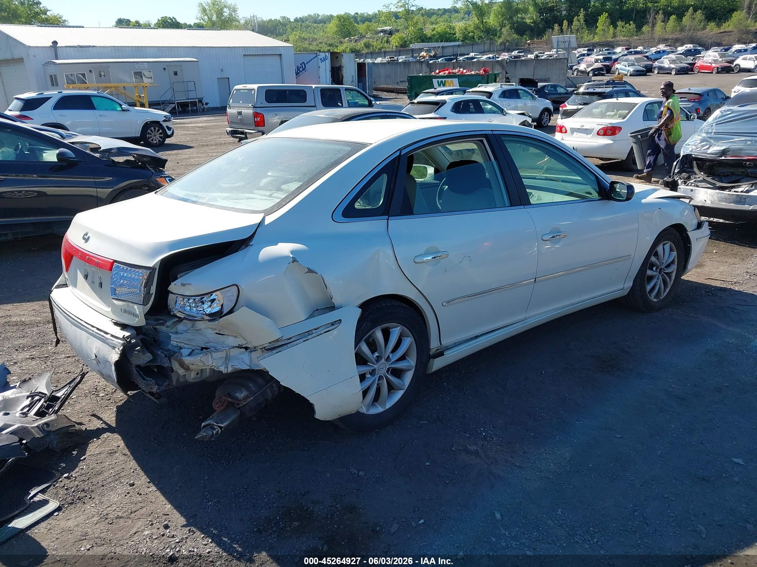 2006 Hyundai Azera Limited/se White vin: KMHFC46F46A088442