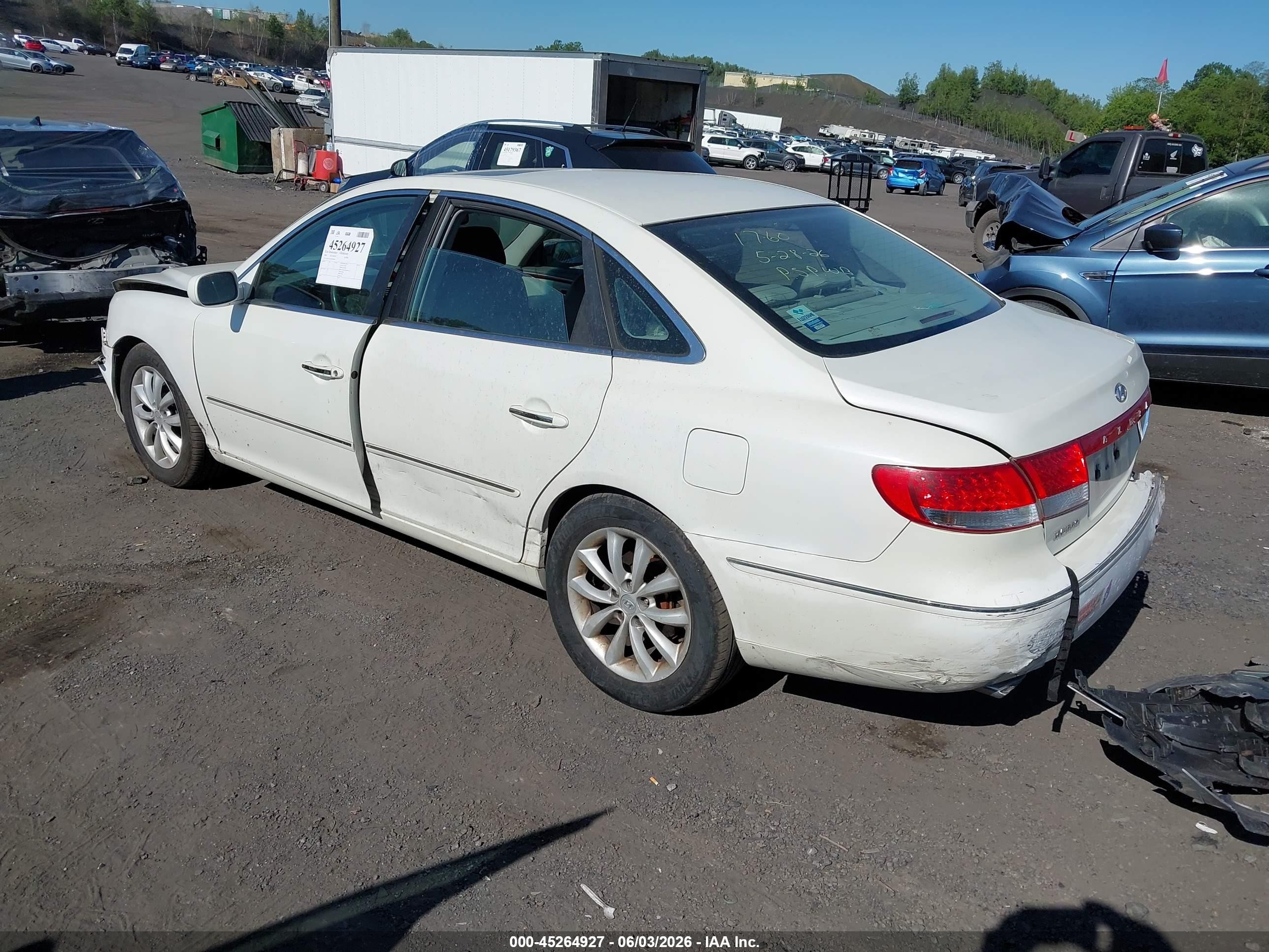 2006 Hyundai Azera Limited/se White vin: KMHFC46F46A088442