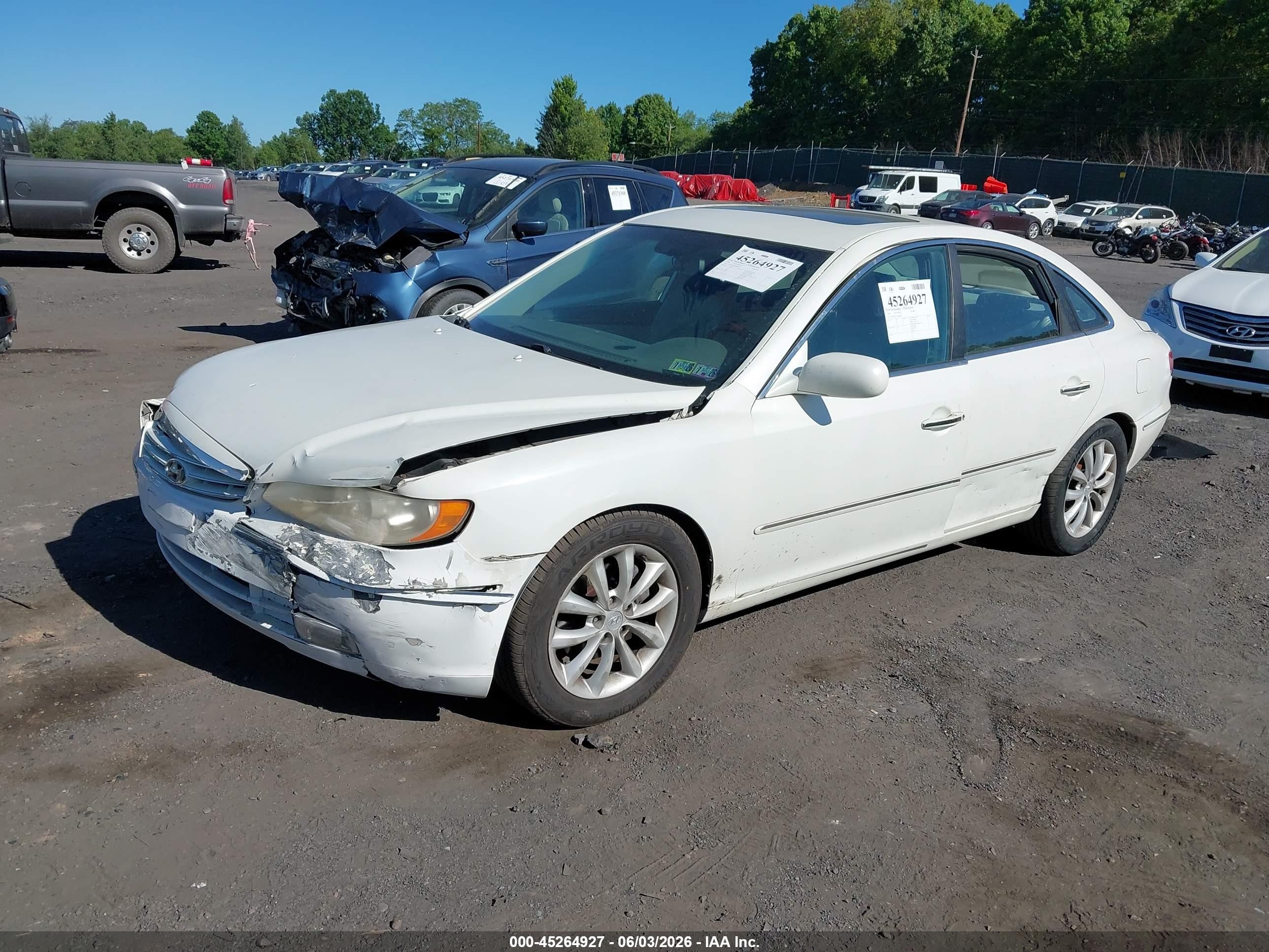 2006 Hyundai Azera Limited/se White vin: KMHFC46F46A088442