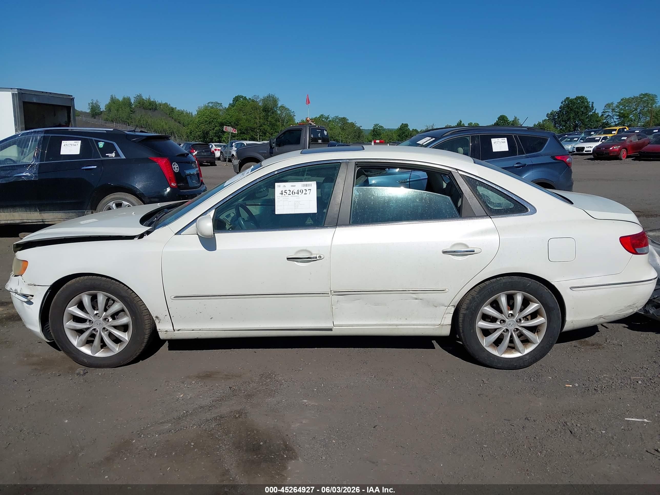 2006 Hyundai Azera Limited/se White vin: KMHFC46F46A088442