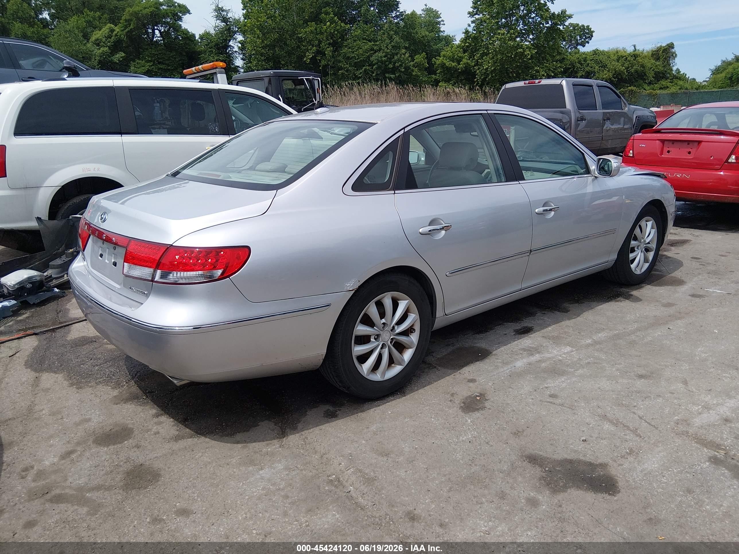 2008 Hyundai Azera Limited Silver vin: KMHFC46F48A289468