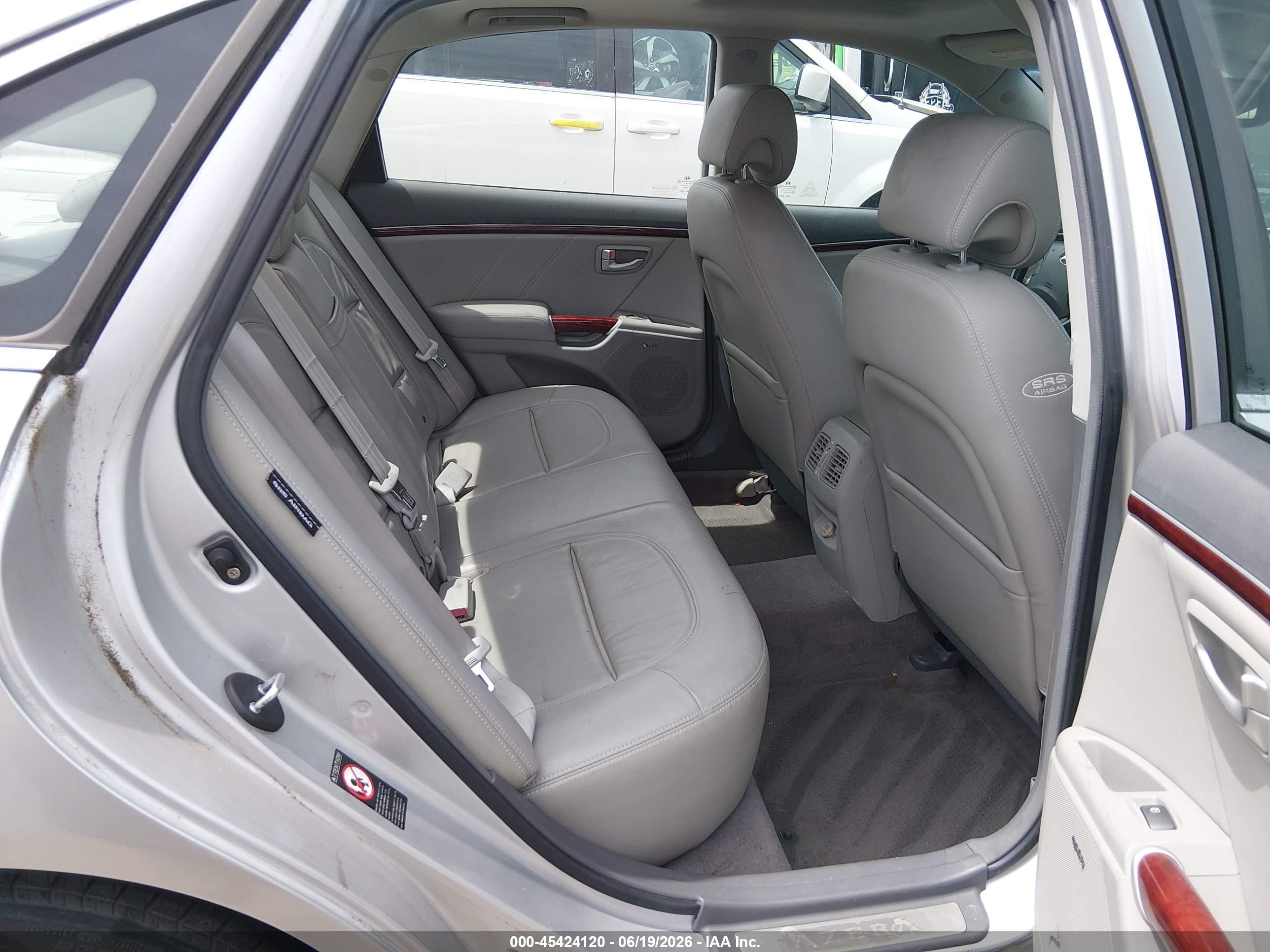 2008 Hyundai Azera Limited Silver vin: KMHFC46F48A289468