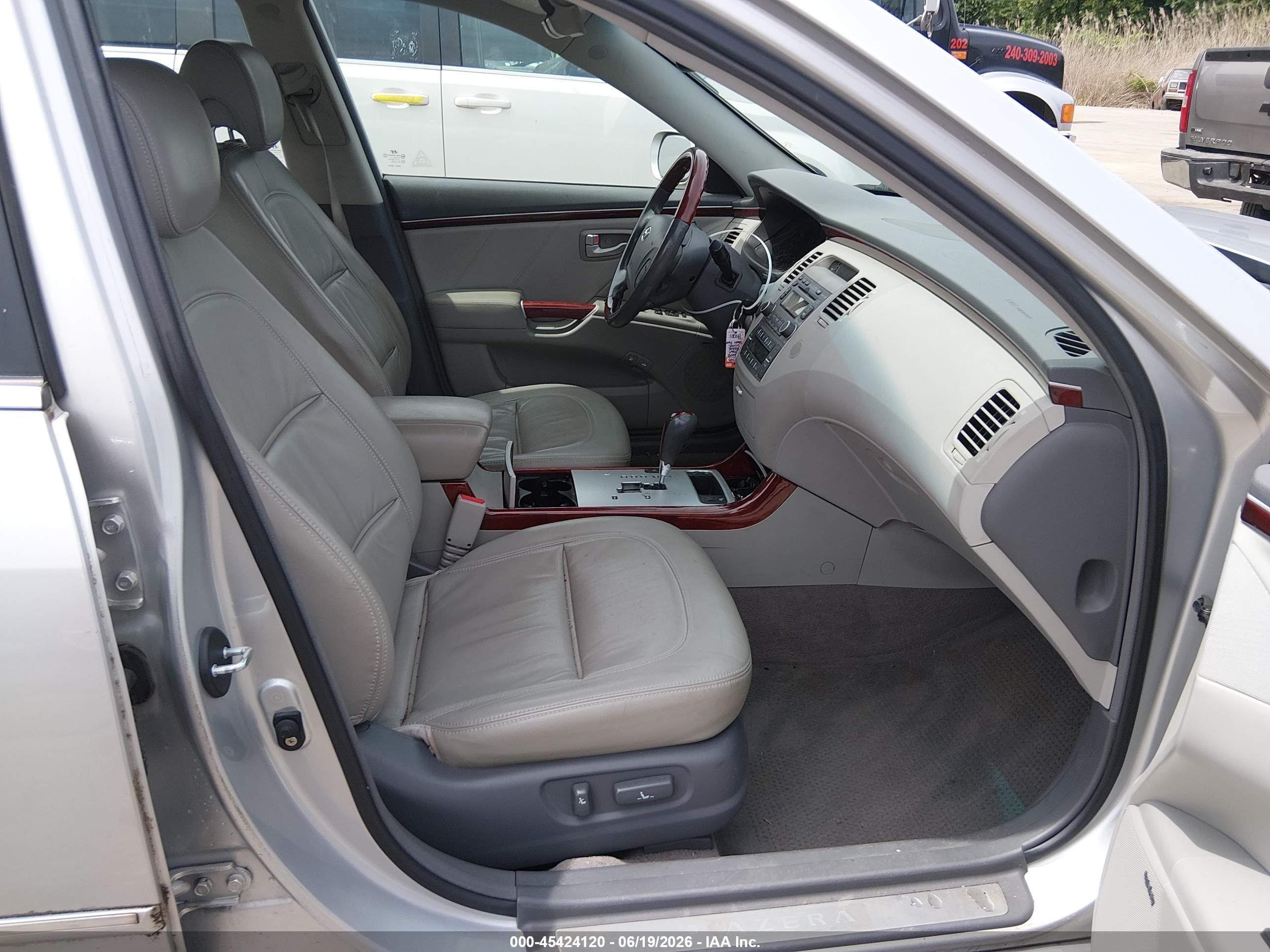 2008 Hyundai Azera Limited Silver vin: KMHFC46F48A289468
