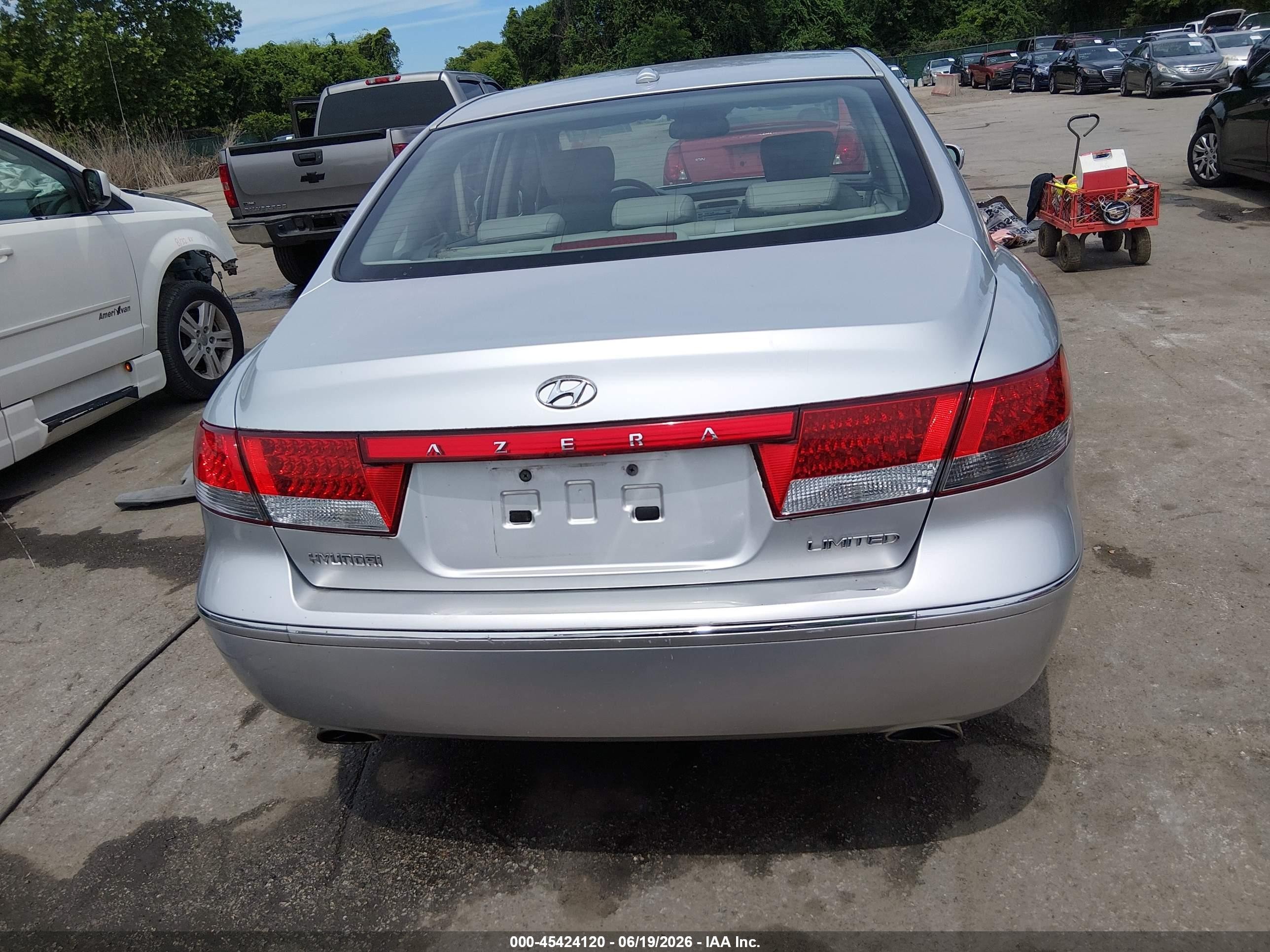 2008 Hyundai Azera Limited Silver vin: KMHFC46F48A289468