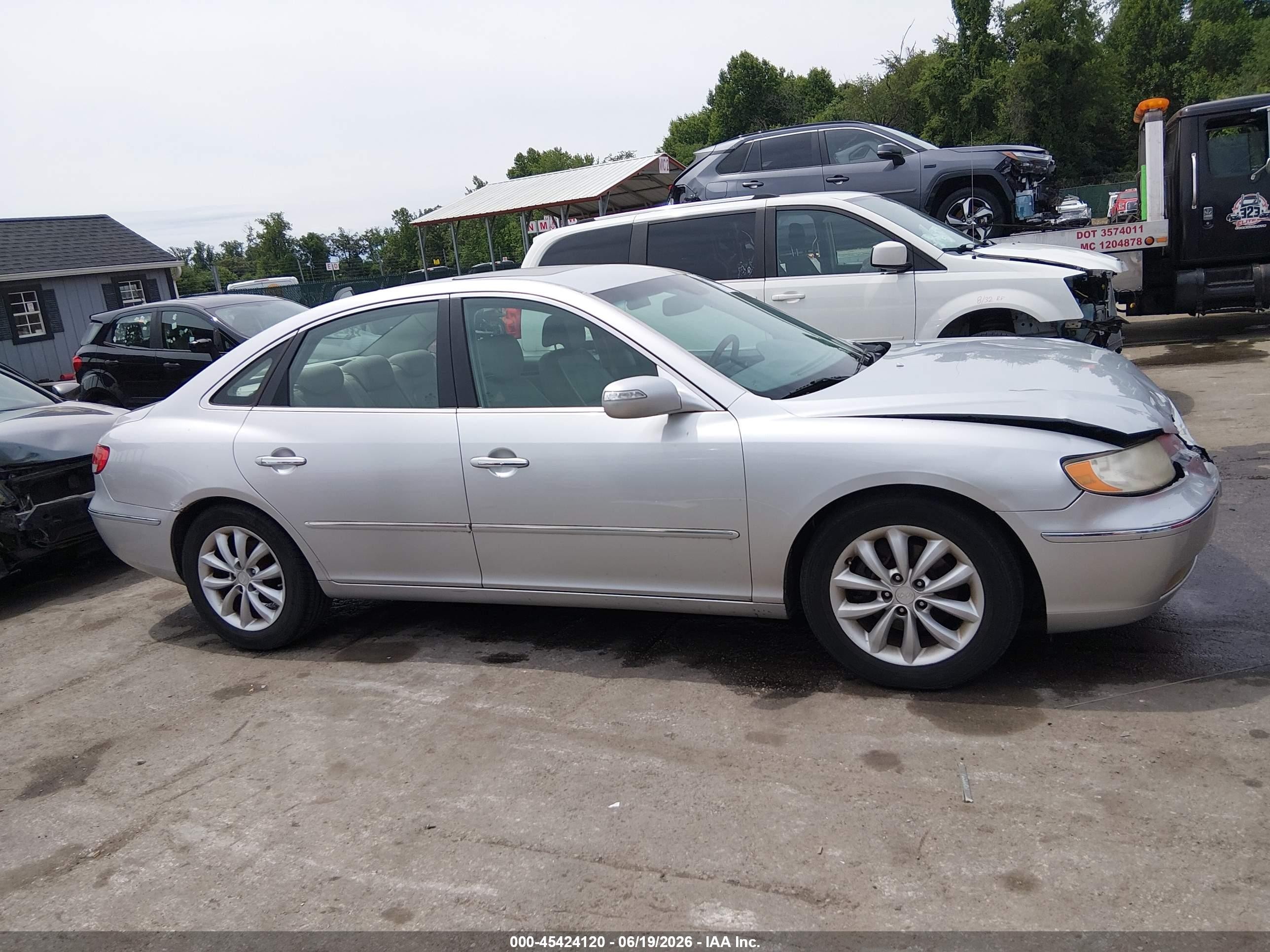 2008 Hyundai Azera Limited Silver vin: KMHFC46F48A289468