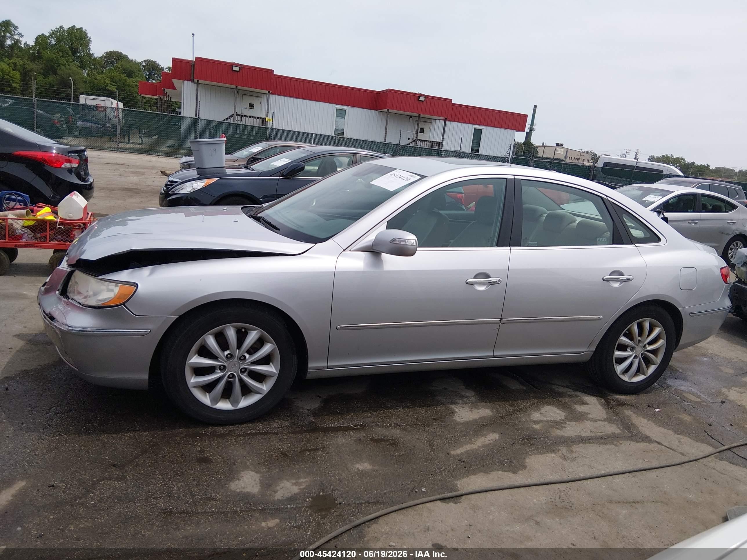 2008 Hyundai Azera Limited Silver vin: KMHFC46F48A289468
