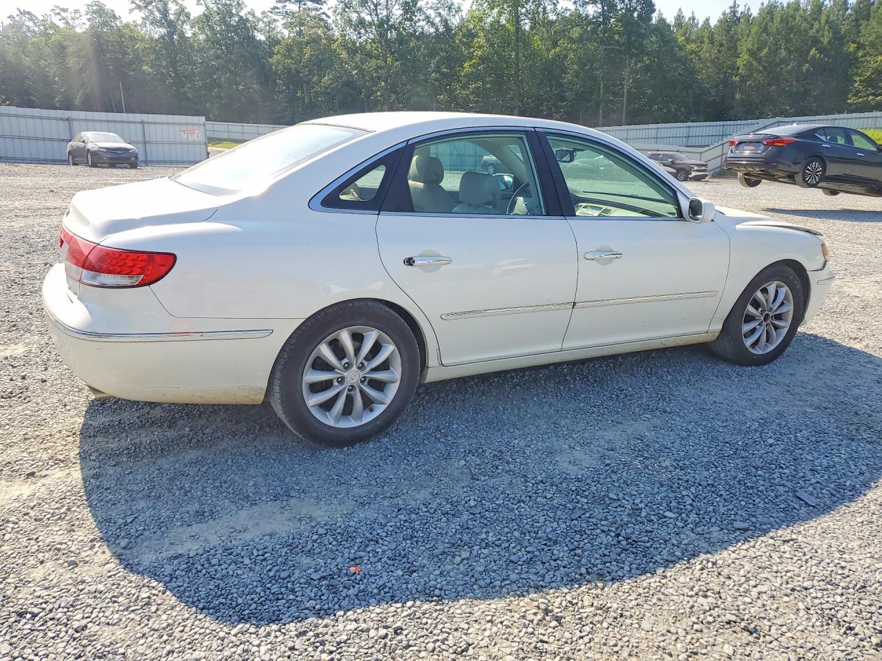 2006 Hyundai Azera Se White vin: KMHFC46F66A108271