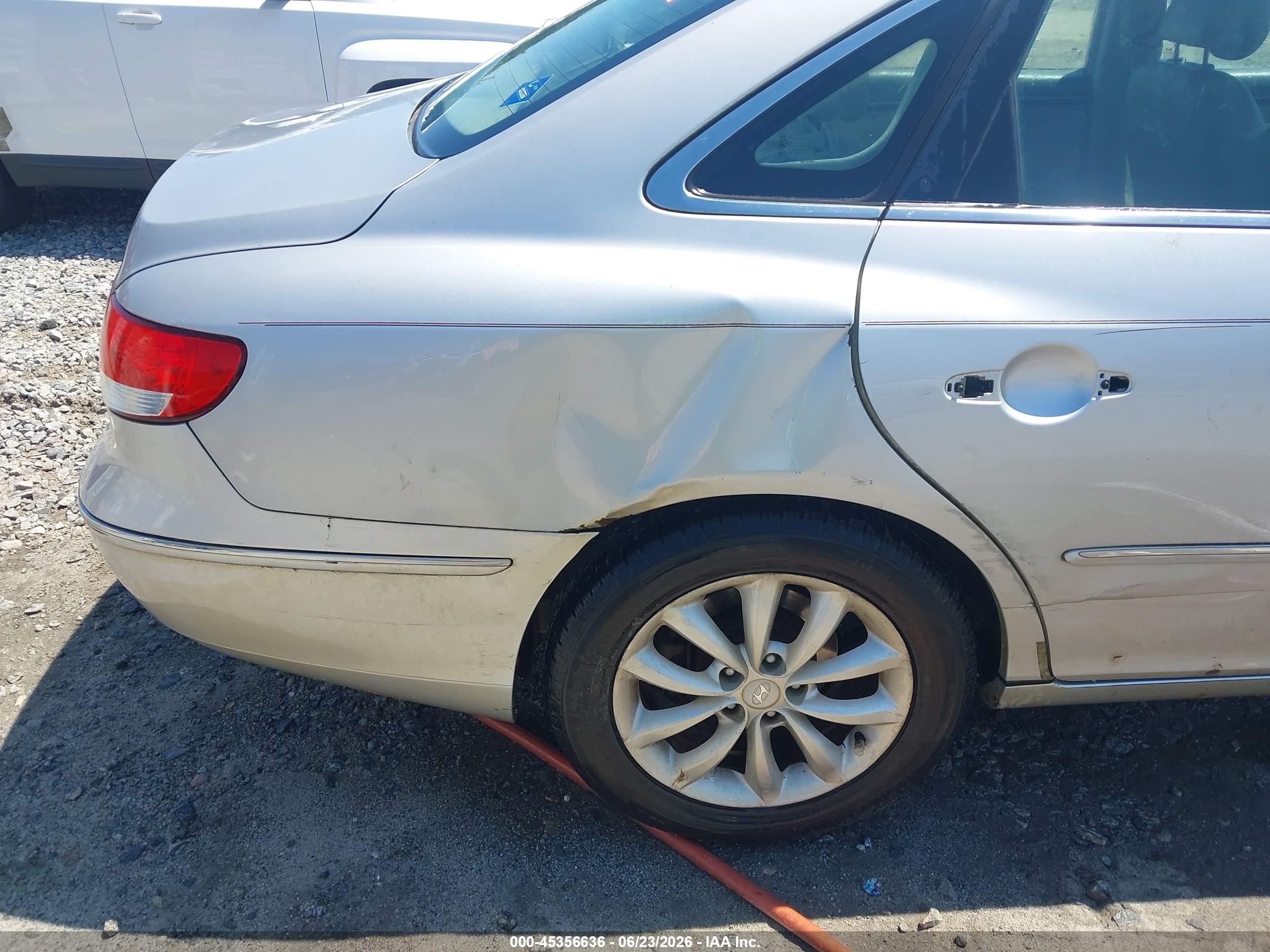 2006 Hyundai Azera Limited/se Silver vin: KMHFC46F66A125099
