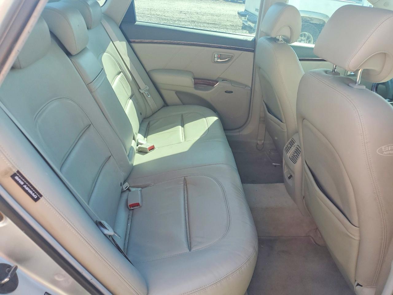 2007 Hyundai Azera Silver vin: KMHFC46F67A190052