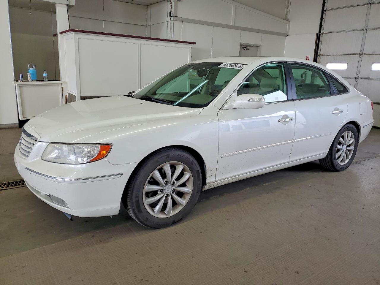 2008 Hyundai Azera Limited White vin: KMHFC46F68A305539