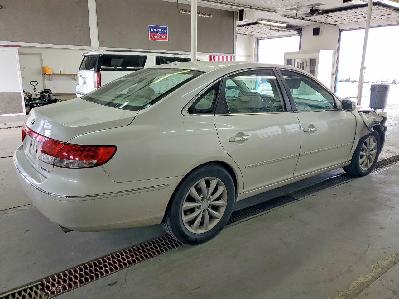 2008 Hyundai Azera Limited White vin: KMHFC46F68A305539