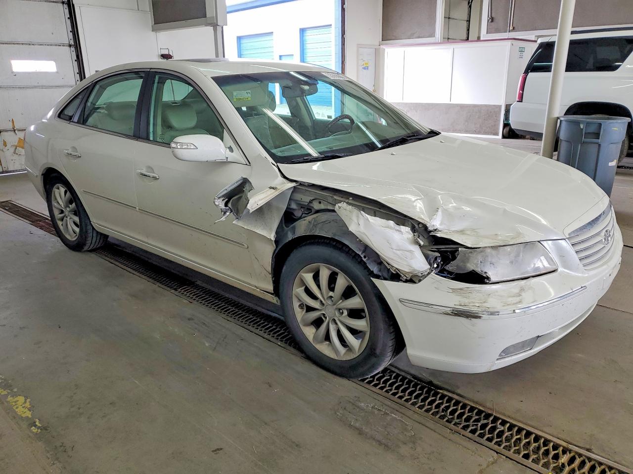 2008 Hyundai Azera Limited White vin: KMHFC46F68A305539