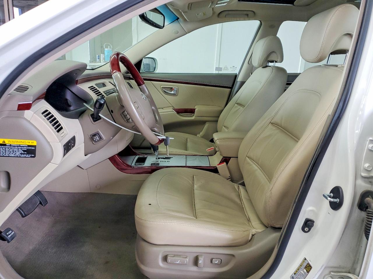 2008 Hyundai Azera Limited White vin: KMHFC46F68A305539