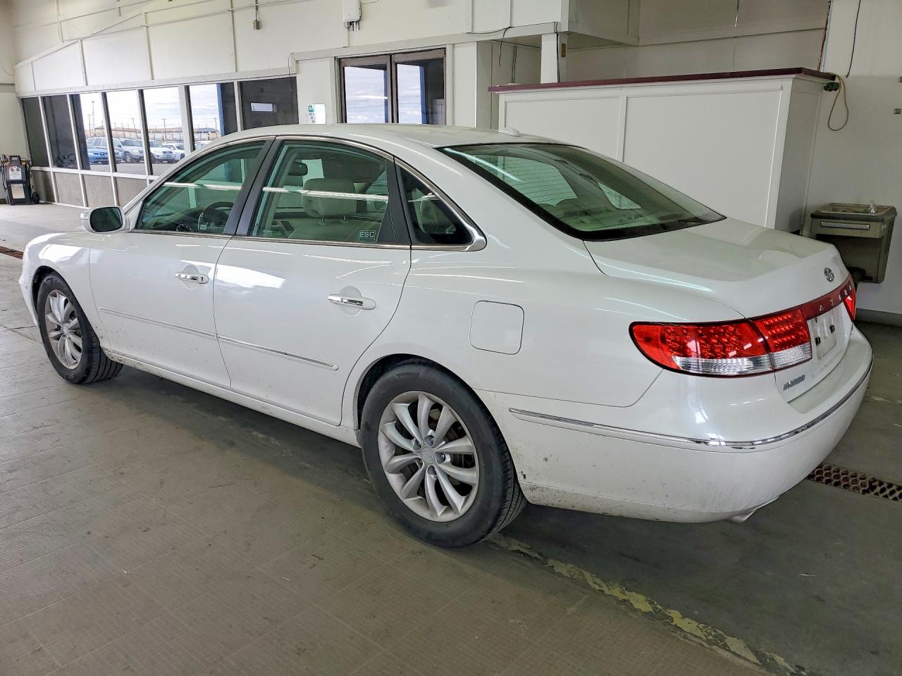2008 Hyundai Azera Limited White vin: KMHFC46F68A305539