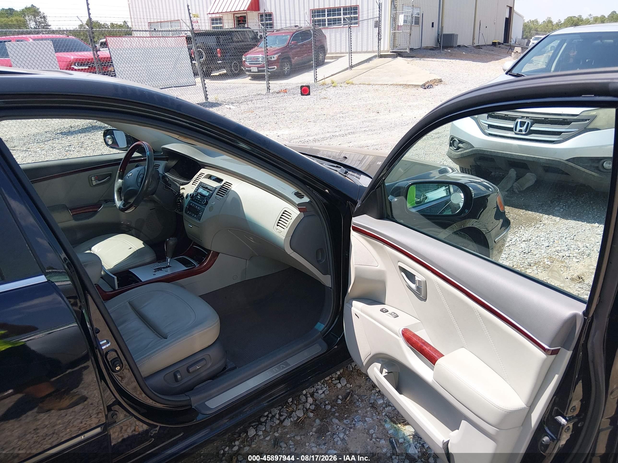 2008 Hyundai Azera Limited Black vin: KMHFC46F68A331932