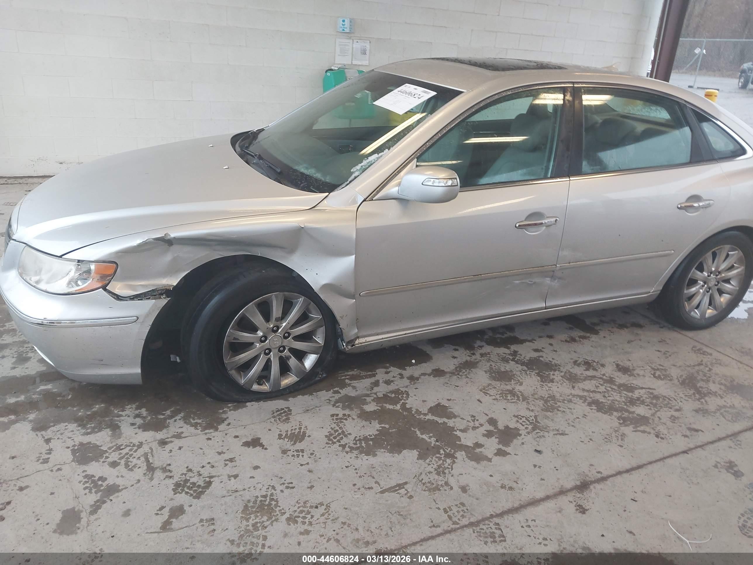 2009 Hyundai Azera Limited Silver vin: KMHFC46F69A380467