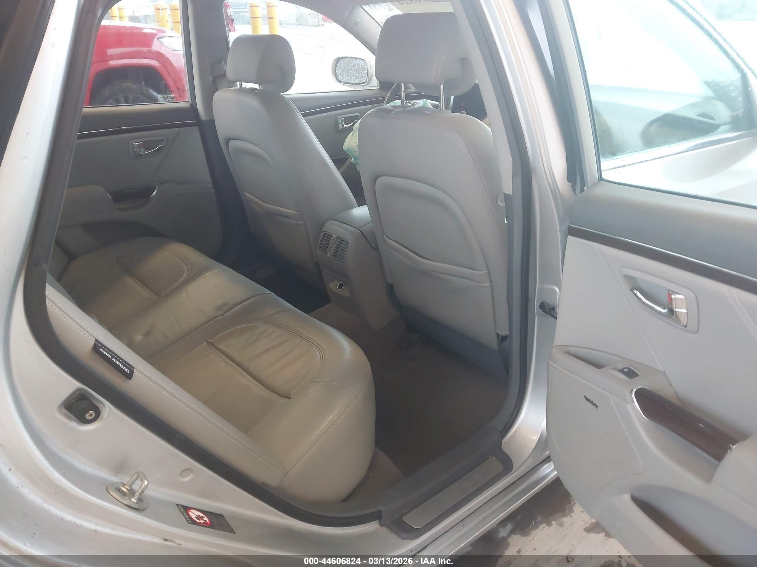 2009 Hyundai Azera Limited Silver vin: KMHFC46F69A380467