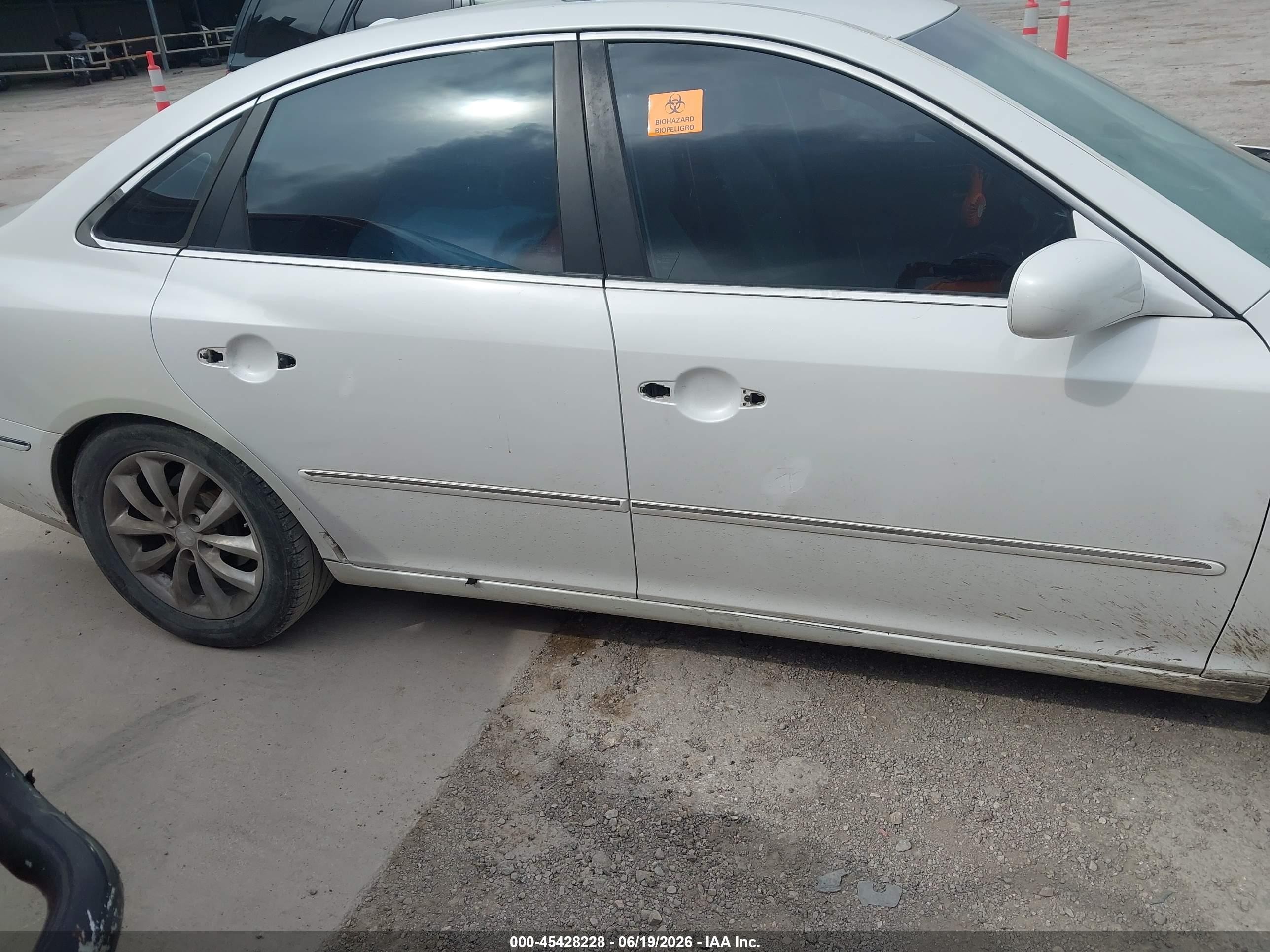 2007 Hyundai Azera   White vin: KMHFC46F77A201494