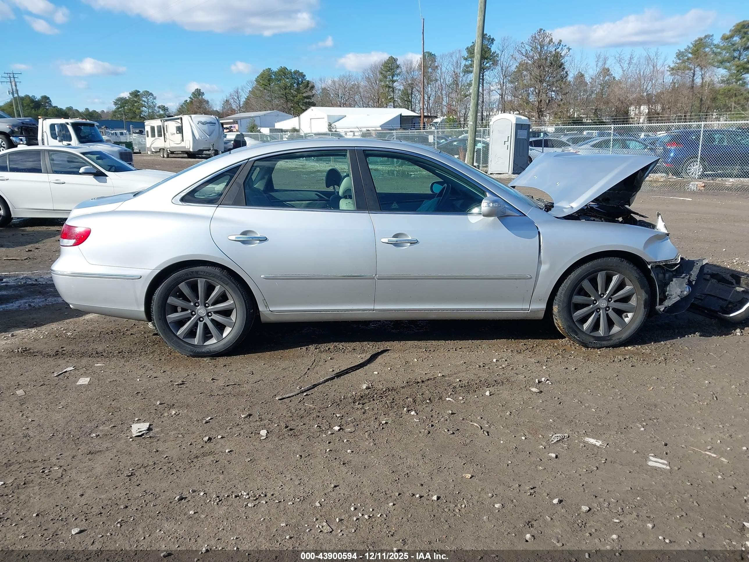 2009 Hyundai Azera Limited Silver vin: KMHFC46F79A341578