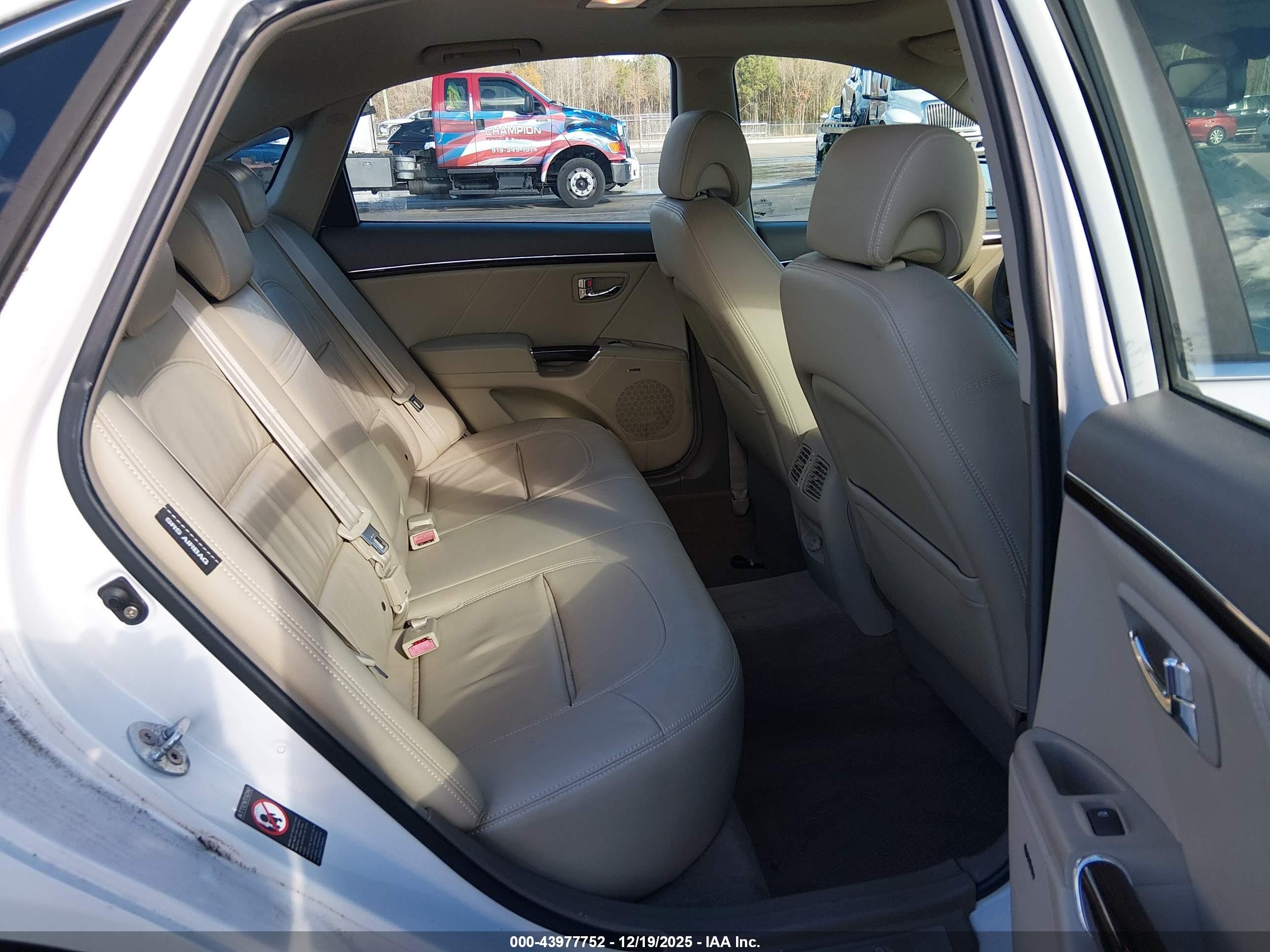 2009 Hyundai Azera Limited White vin: KMHFC46F79A380574