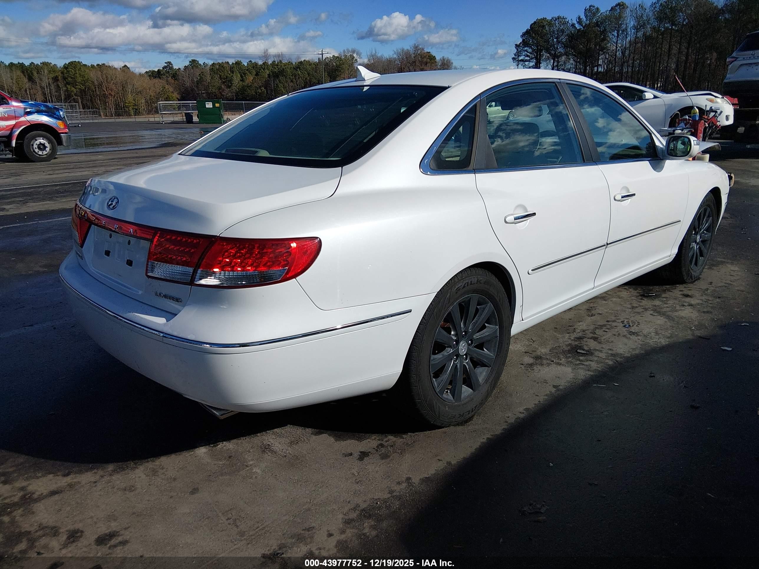 2009 Hyundai Azera Limited White vin: KMHFC46F79A380574
