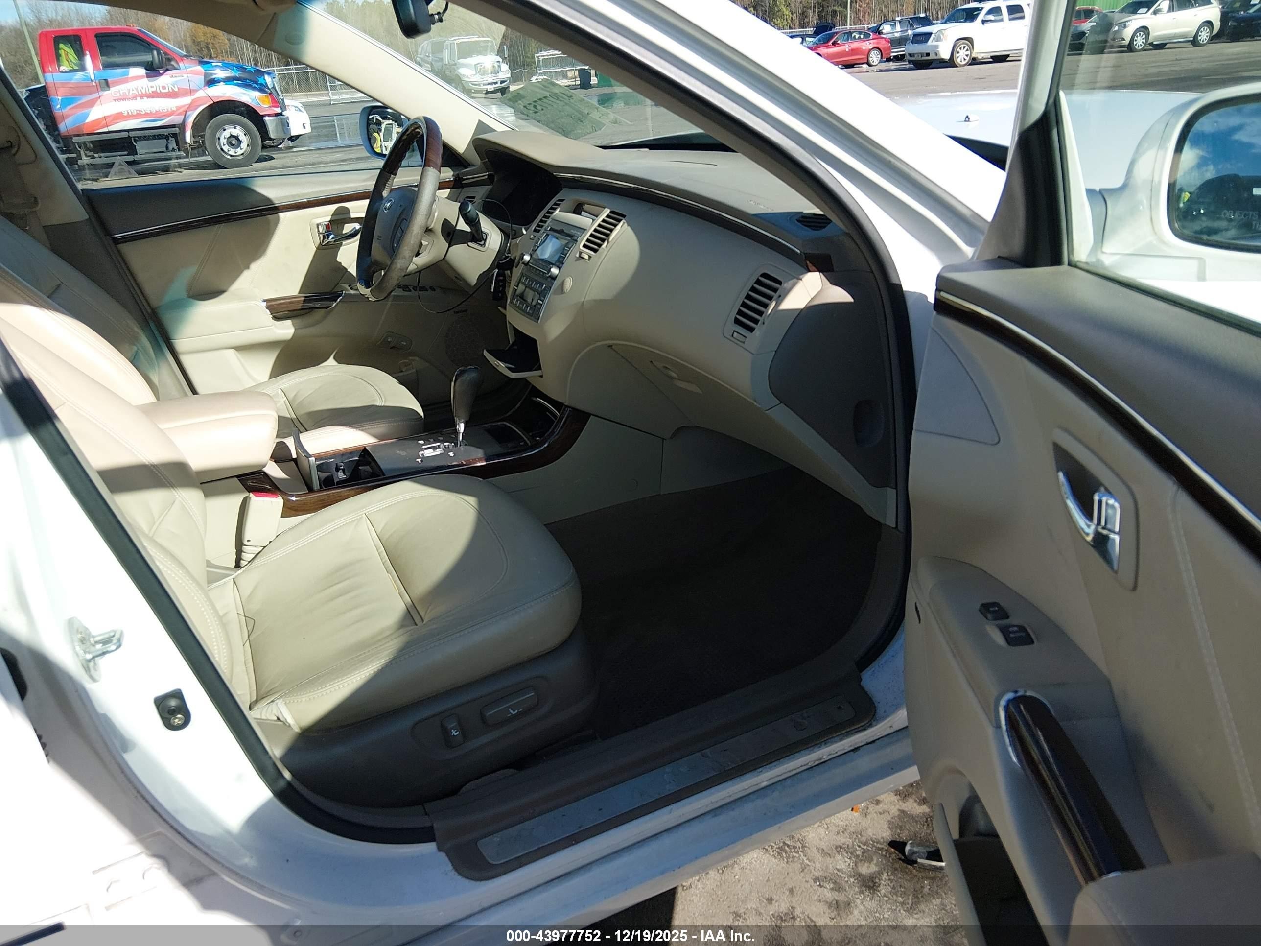 2009 Hyundai Azera Limited White vin: KMHFC46F79A380574