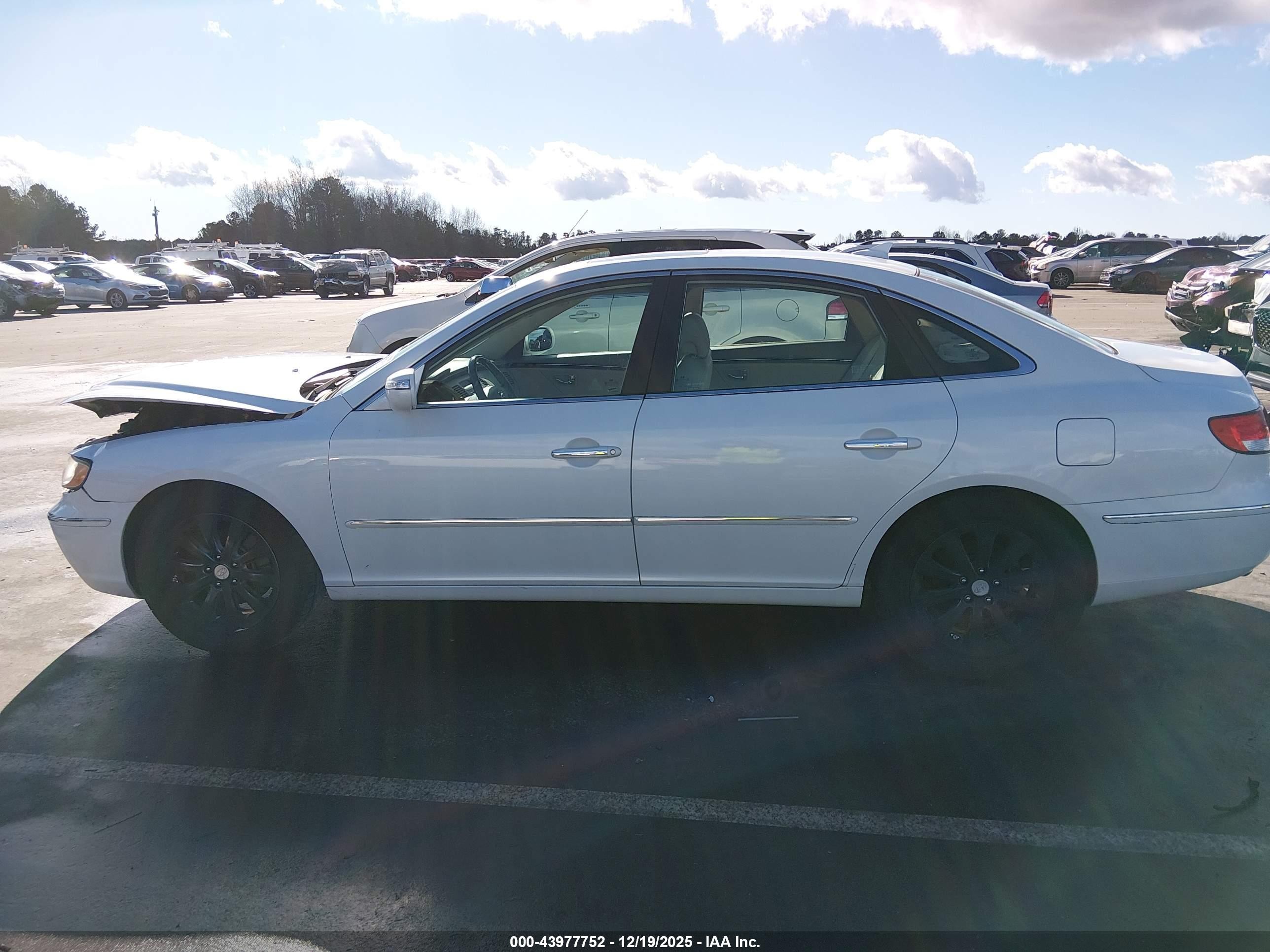 2009 Hyundai Azera Limited White vin: KMHFC46F79A380574