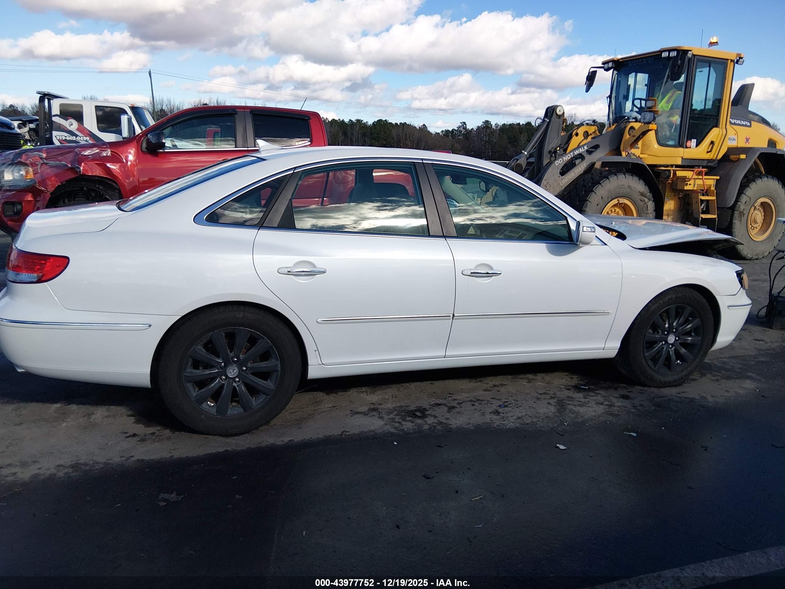 2009 Hyundai Azera Limited White vin: KMHFC46F79A380574