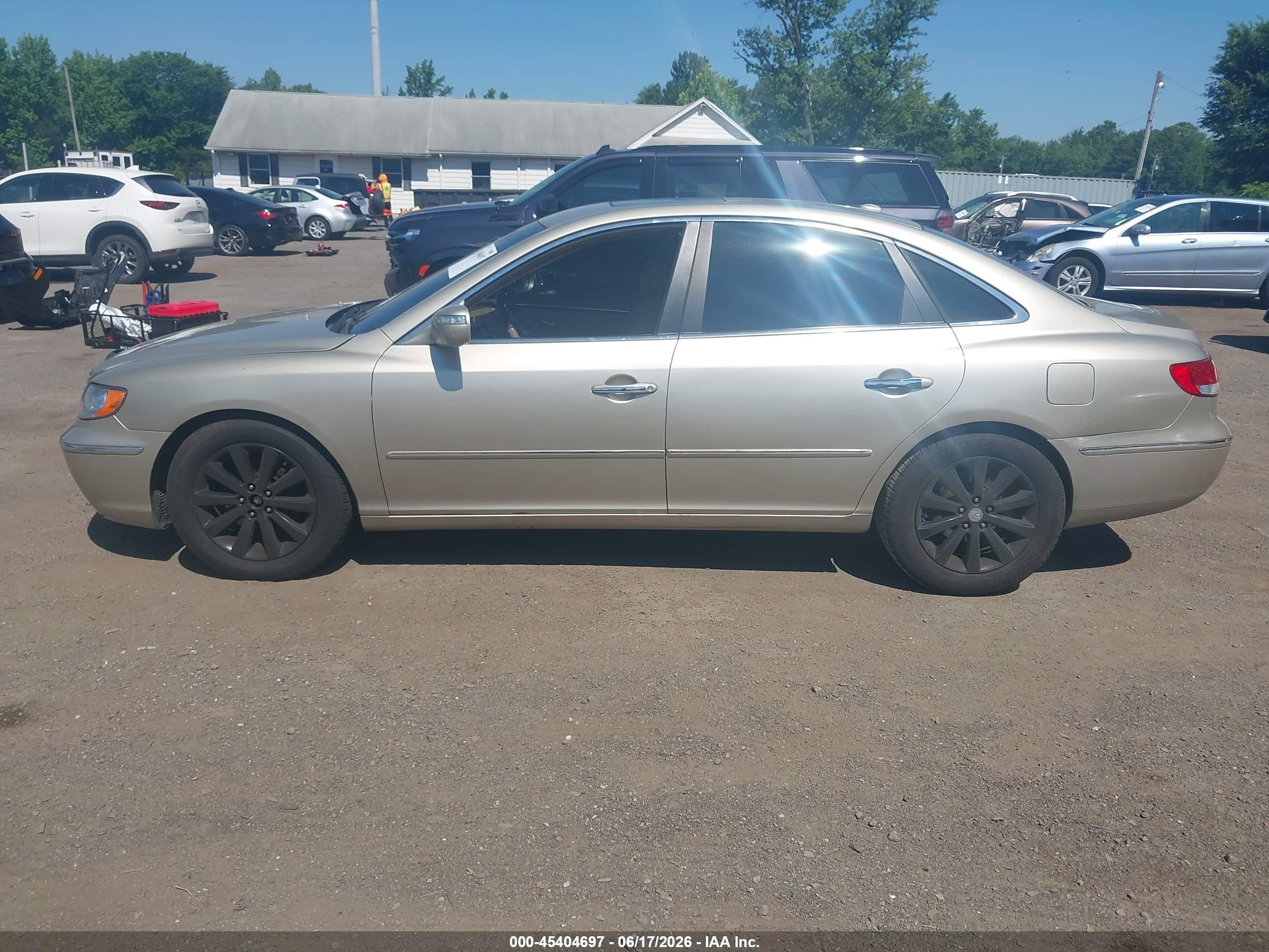 2009 Hyundai Azera Limited Cream vin: KMHFC46F79A381370