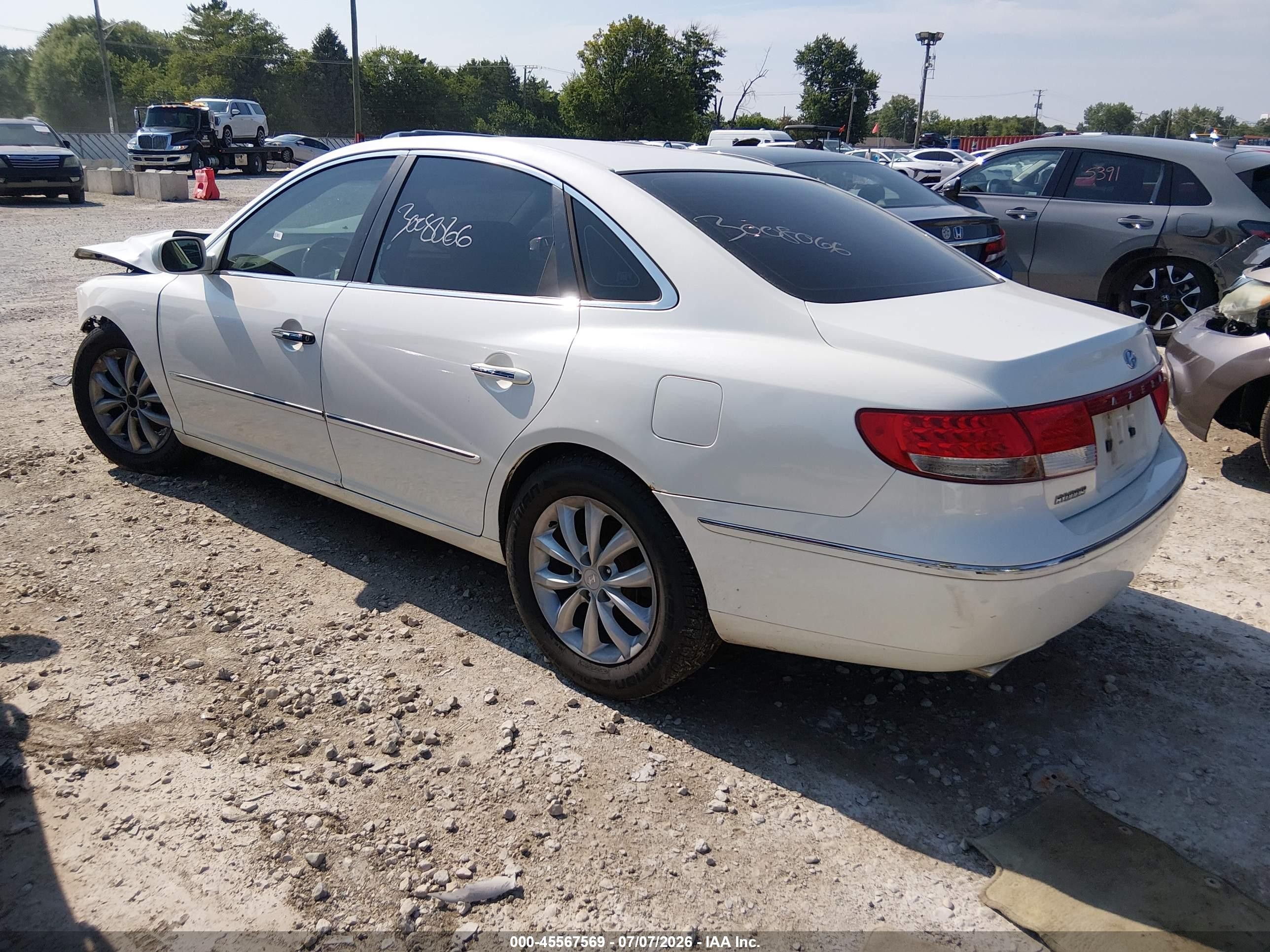 2006 Hyundai Azera Limited/se White vin: KMHFC46F86A042354