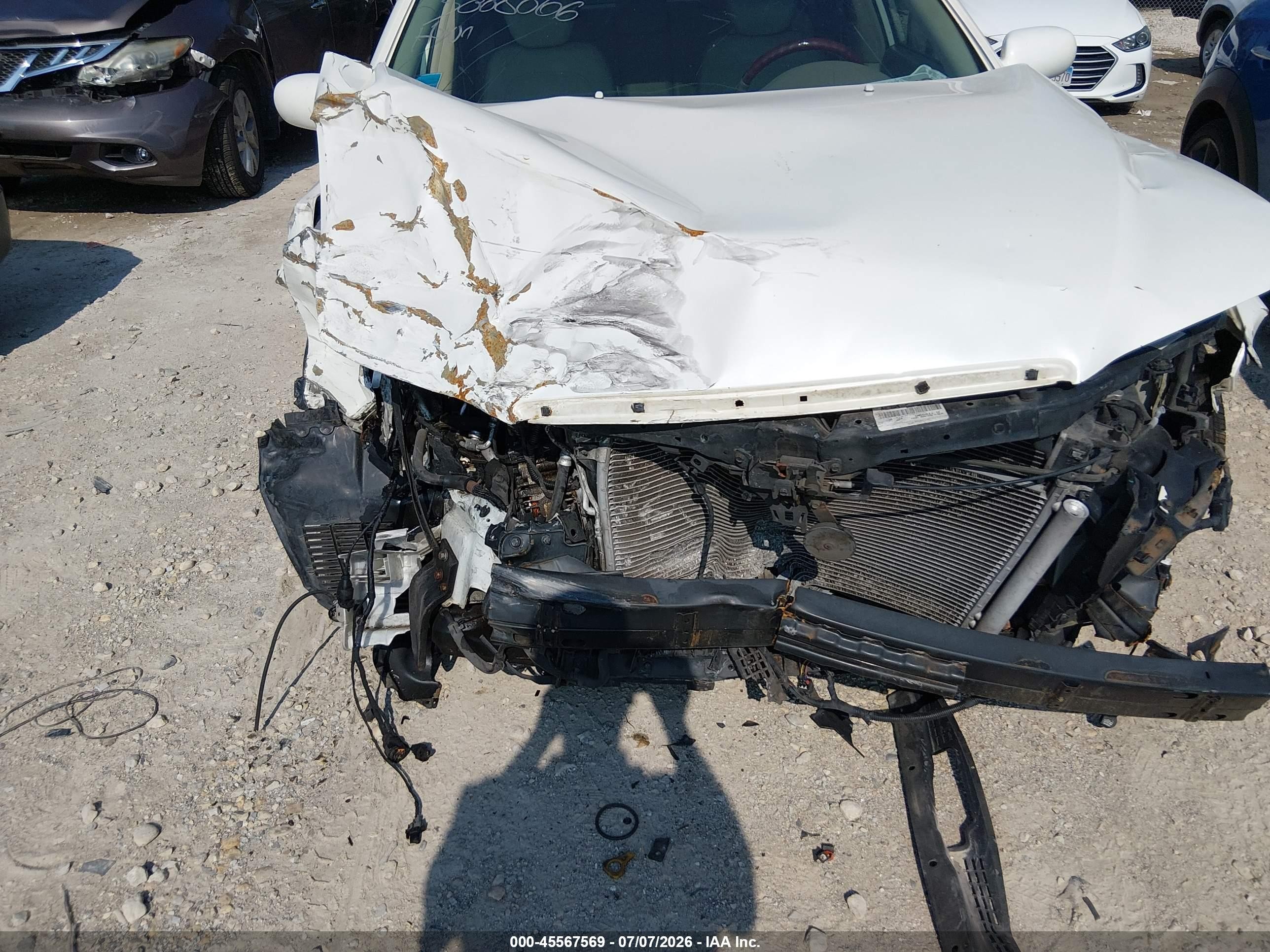 2006 Hyundai Azera Limited/se White vin: KMHFC46F86A042354