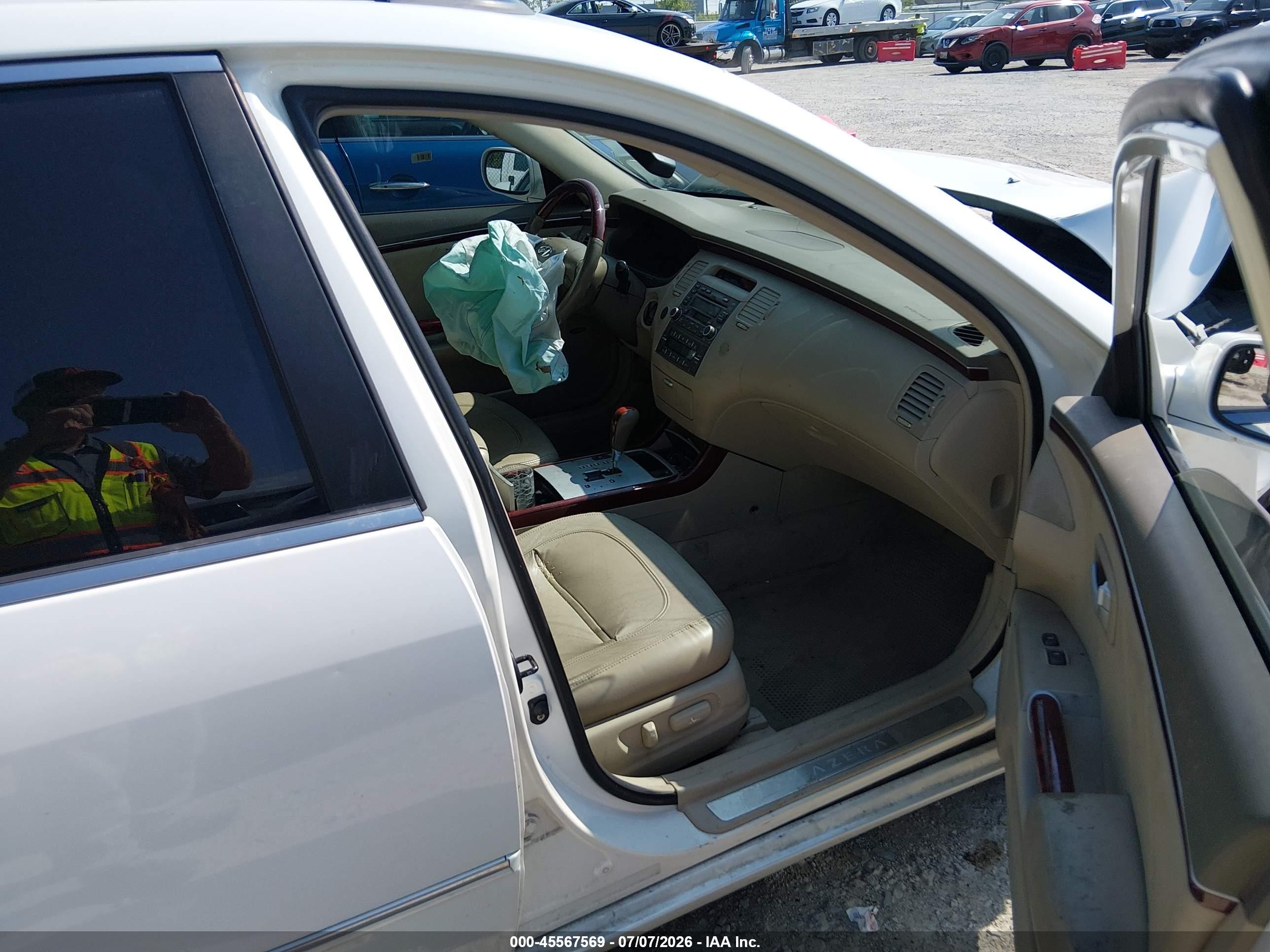 2006 Hyundai Azera Limited/se White vin: KMHFC46F86A042354