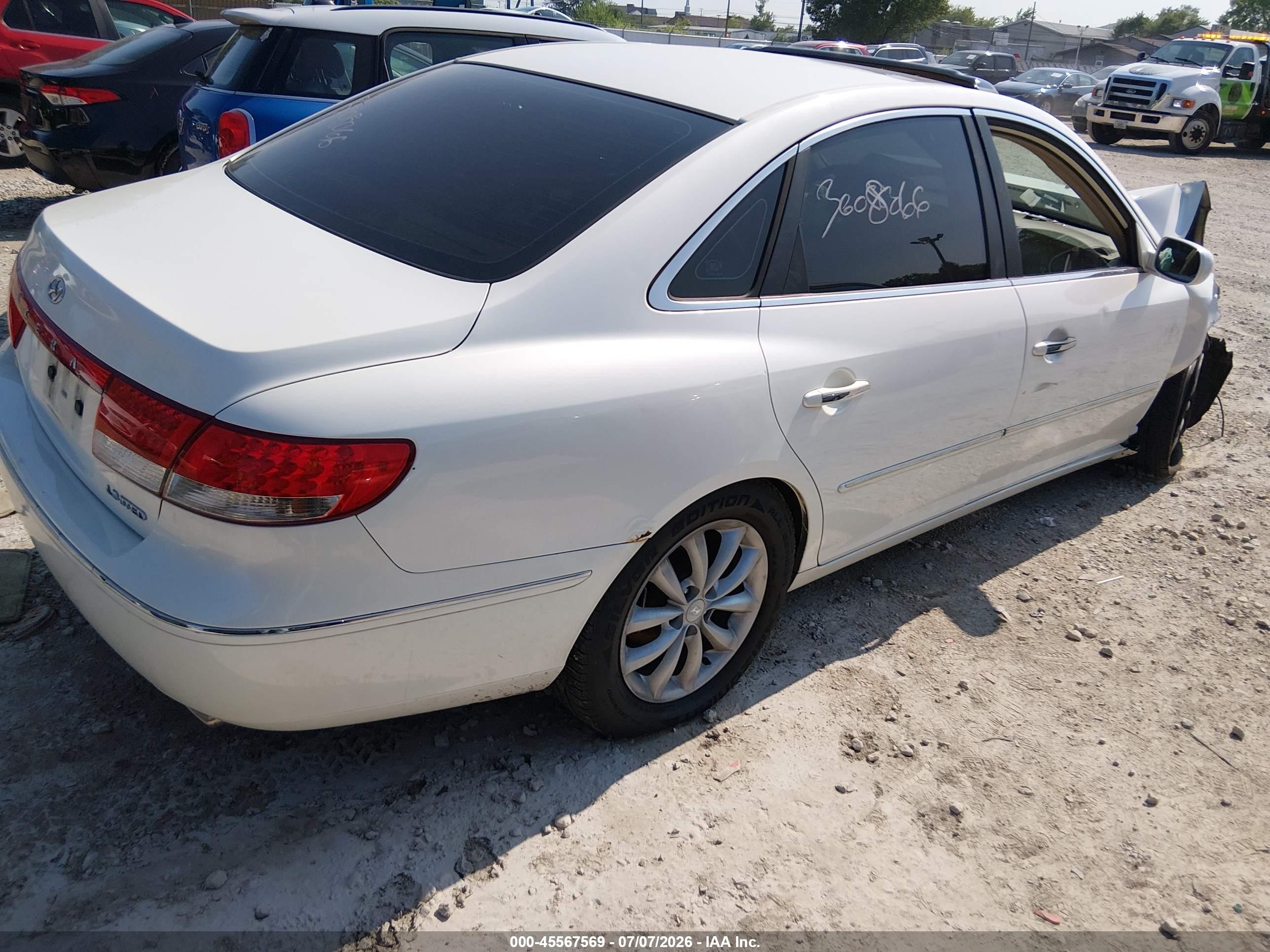 2006 Hyundai Azera Limited/se White vin: KMHFC46F86A042354