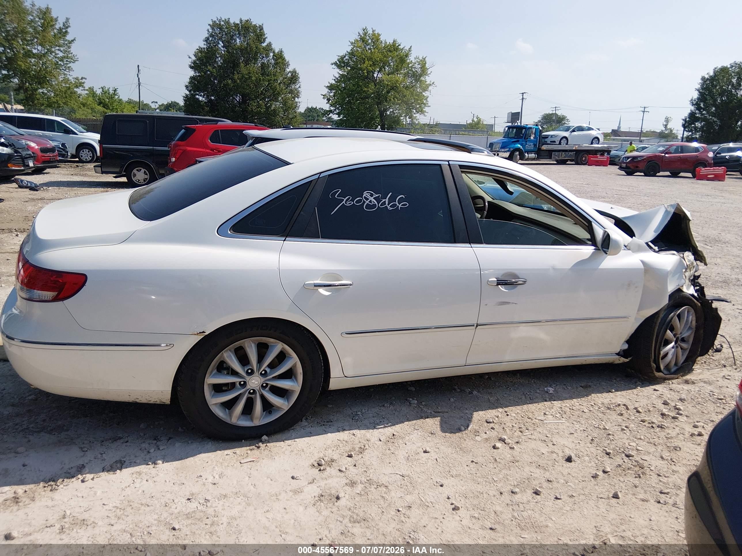 2006 Hyundai Azera Limited/se White vin: KMHFC46F86A042354