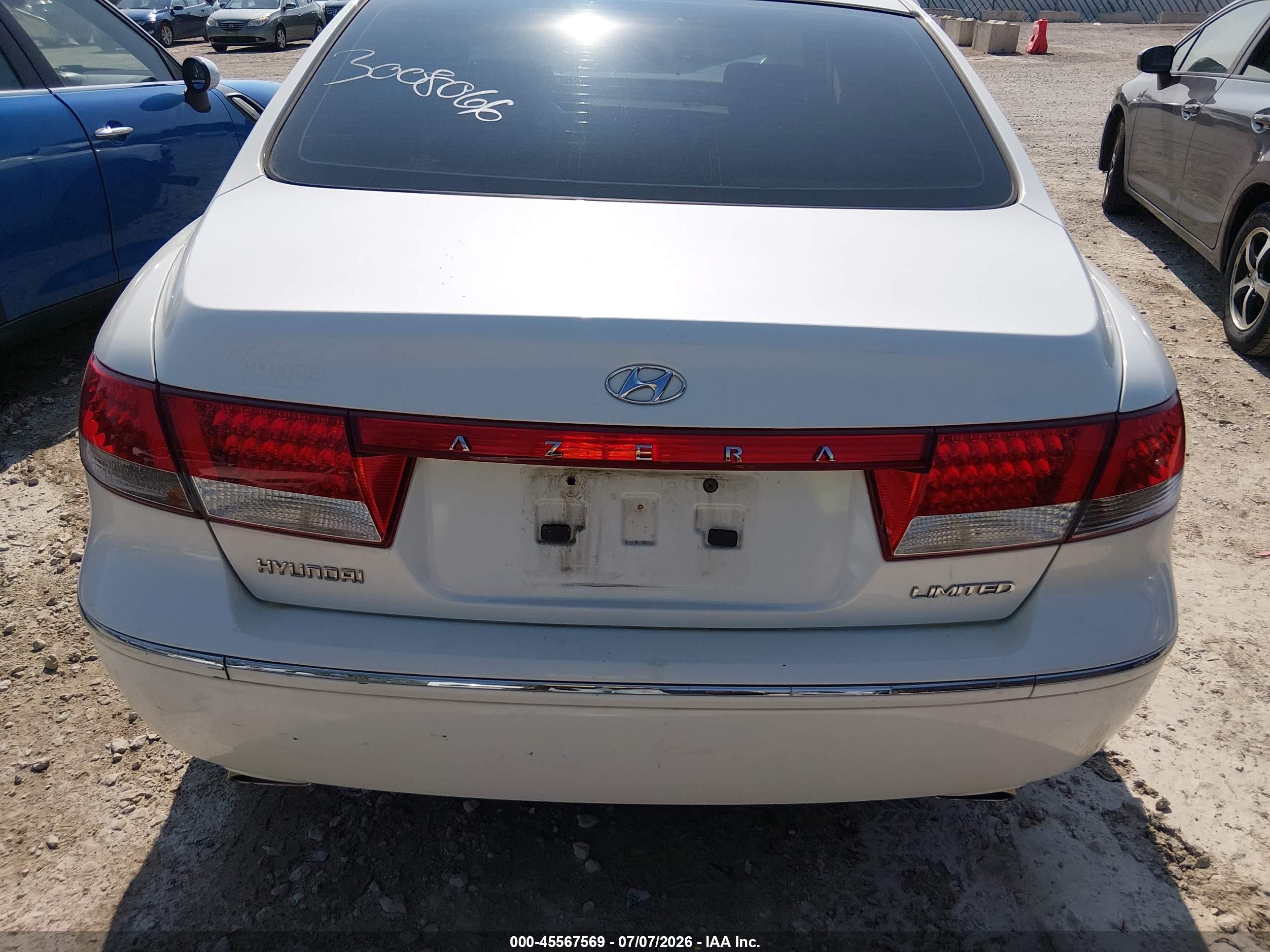 2006 Hyundai Azera Limited/se White vin: KMHFC46F86A042354