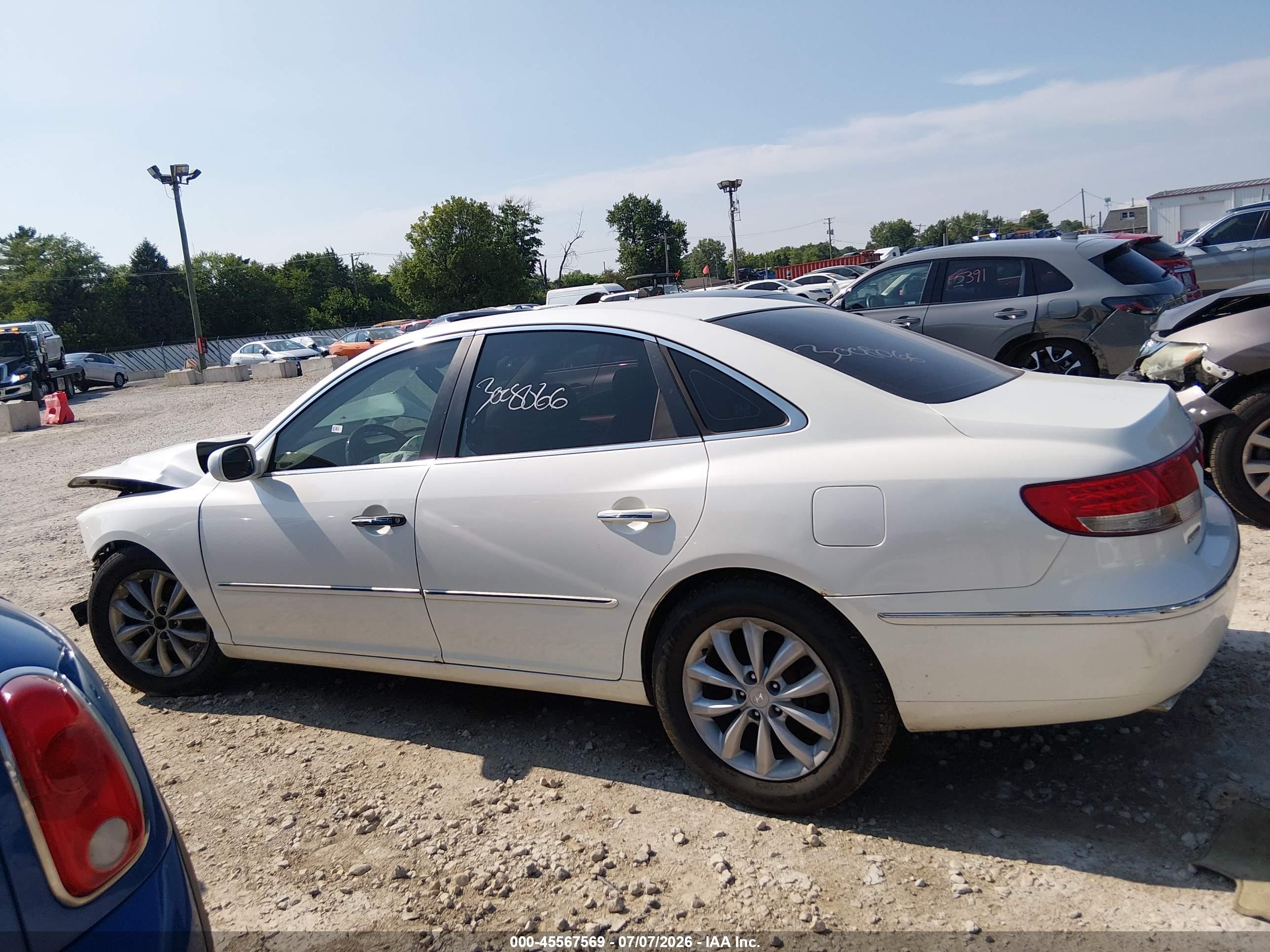 2006 Hyundai Azera Limited/se White vin: KMHFC46F86A042354
