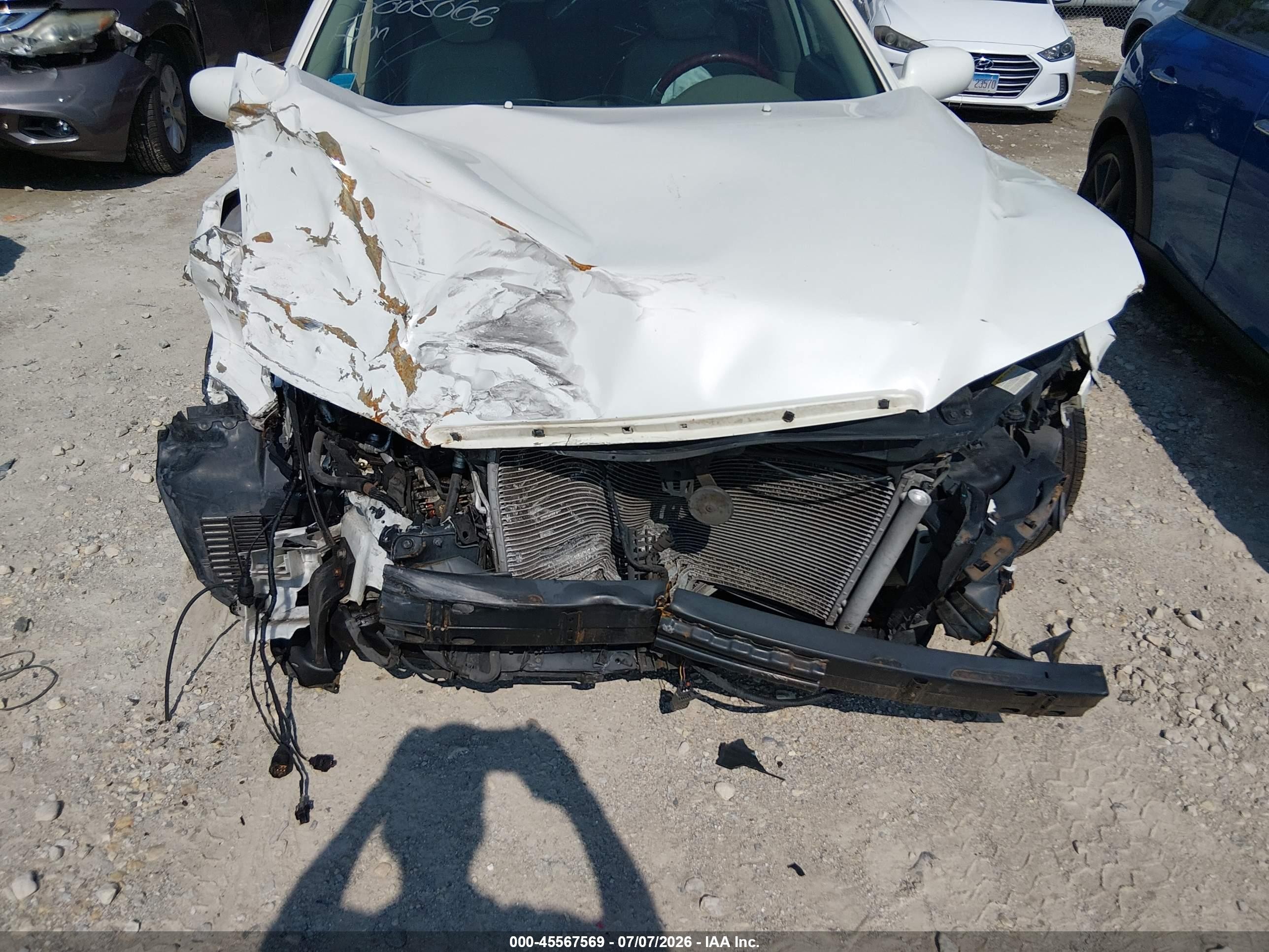 2006 Hyundai Azera Limited/se White vin: KMHFC46F86A042354