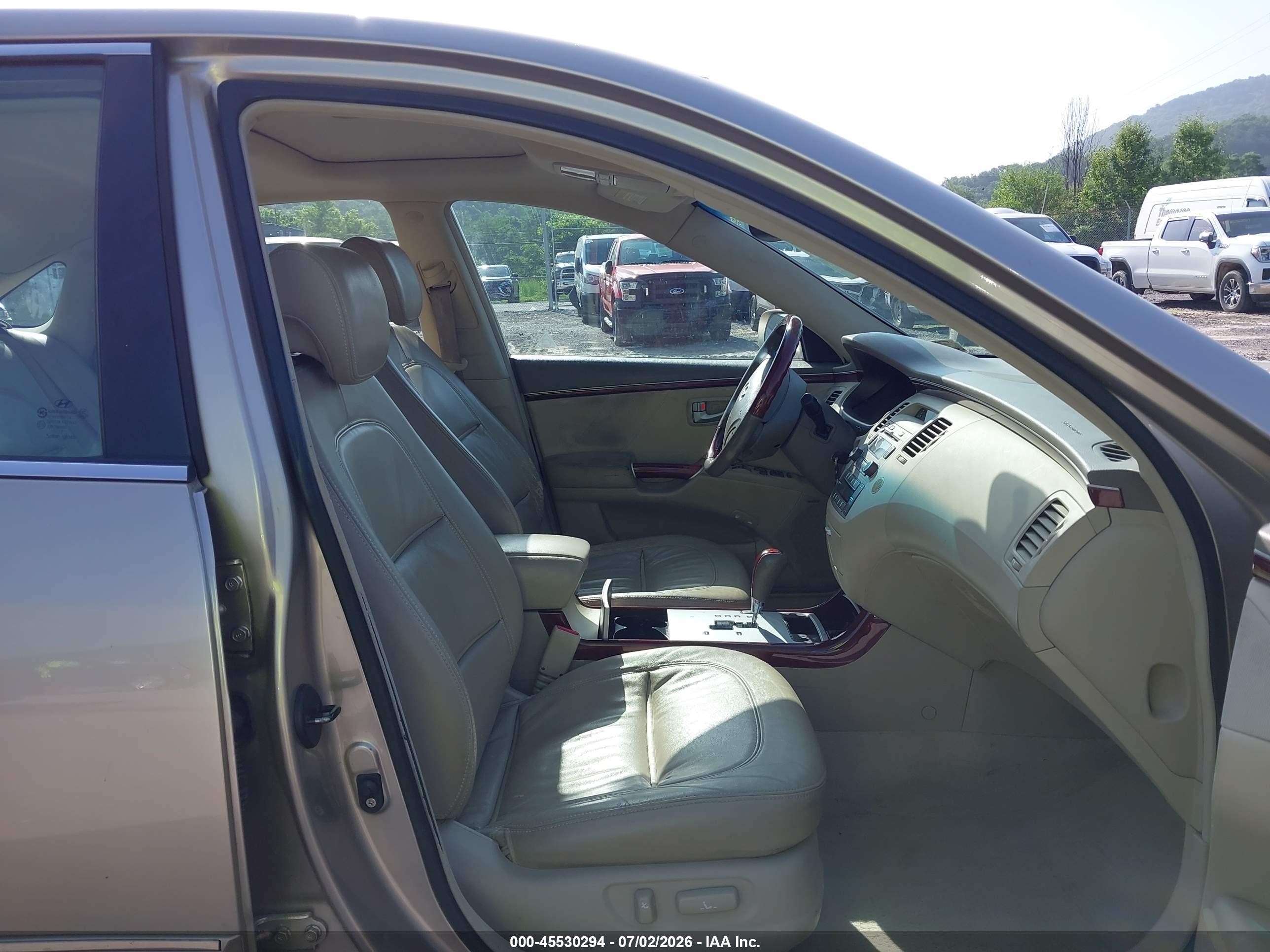 2008 Hyundai Azera Limited Gold vin: KMHFC46F88A263021