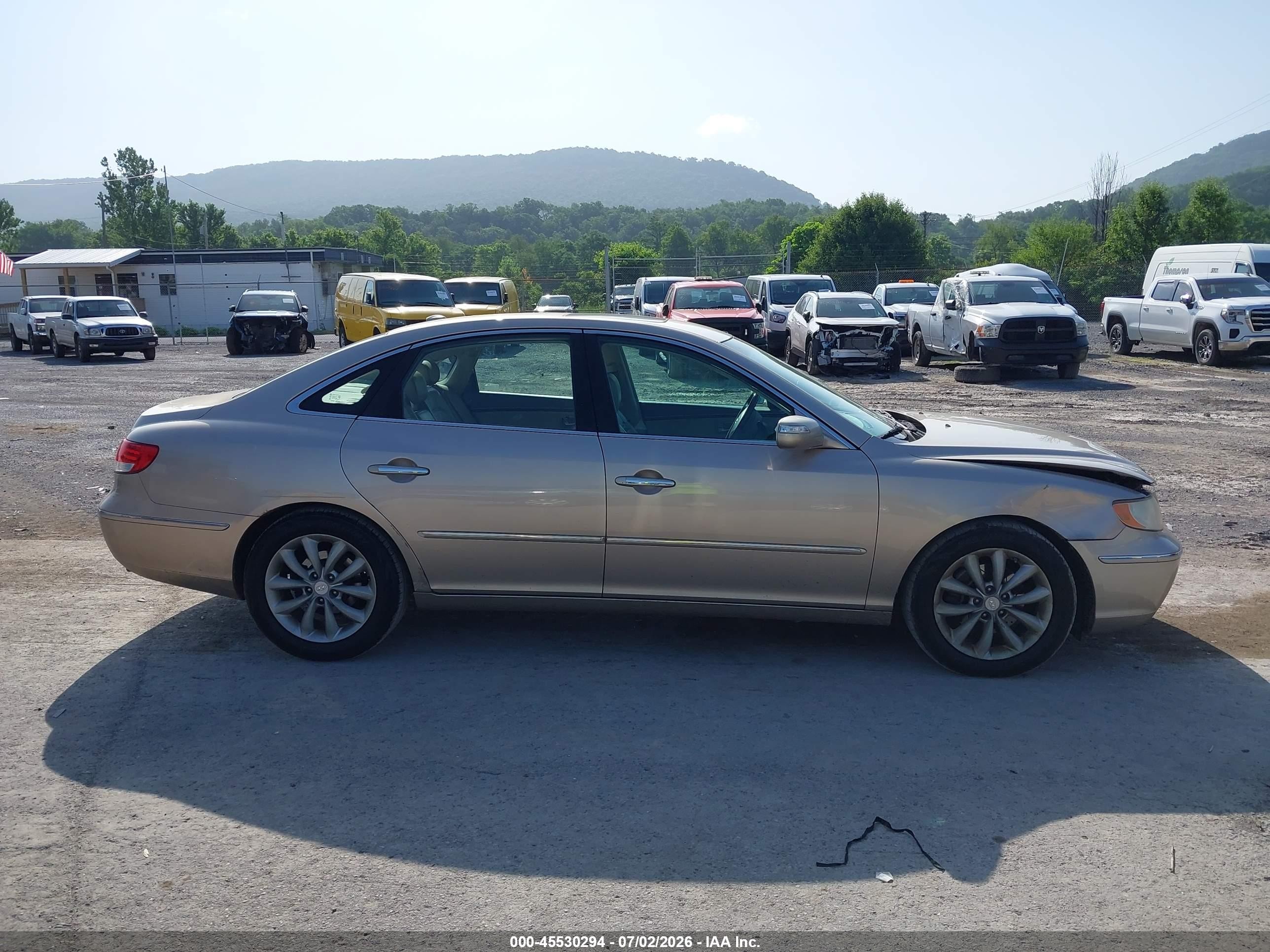 2008 Hyundai Azera Limited Gold vin: KMHFC46F88A263021