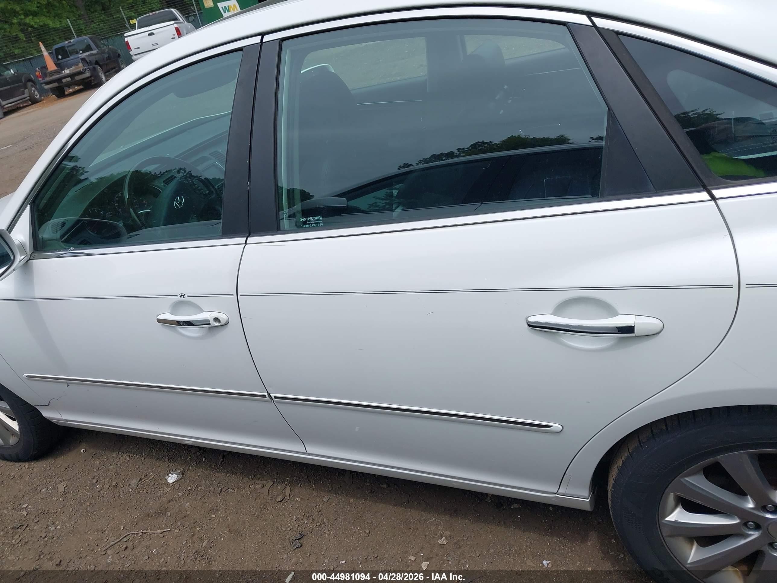 2009 Hyundai Azera Limited White vin: KMHFC46F89A344196
