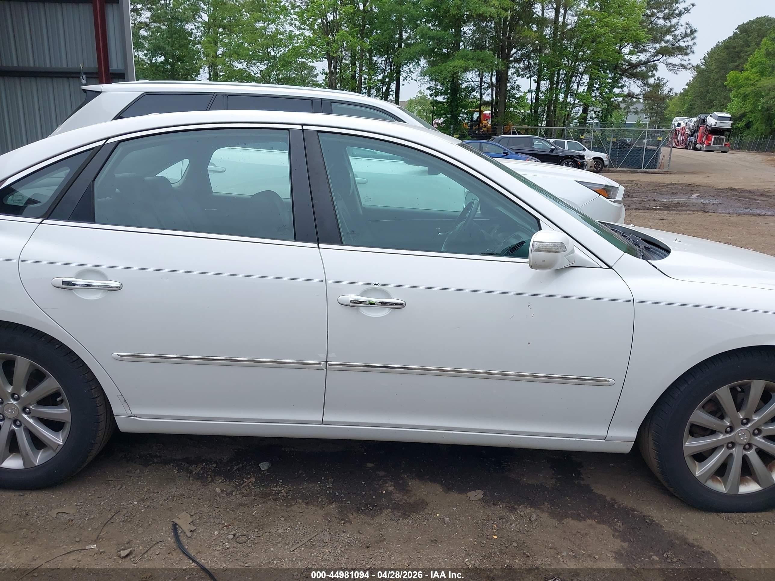 2009 Hyundai Azera Limited White vin: KMHFC46F89A344196
