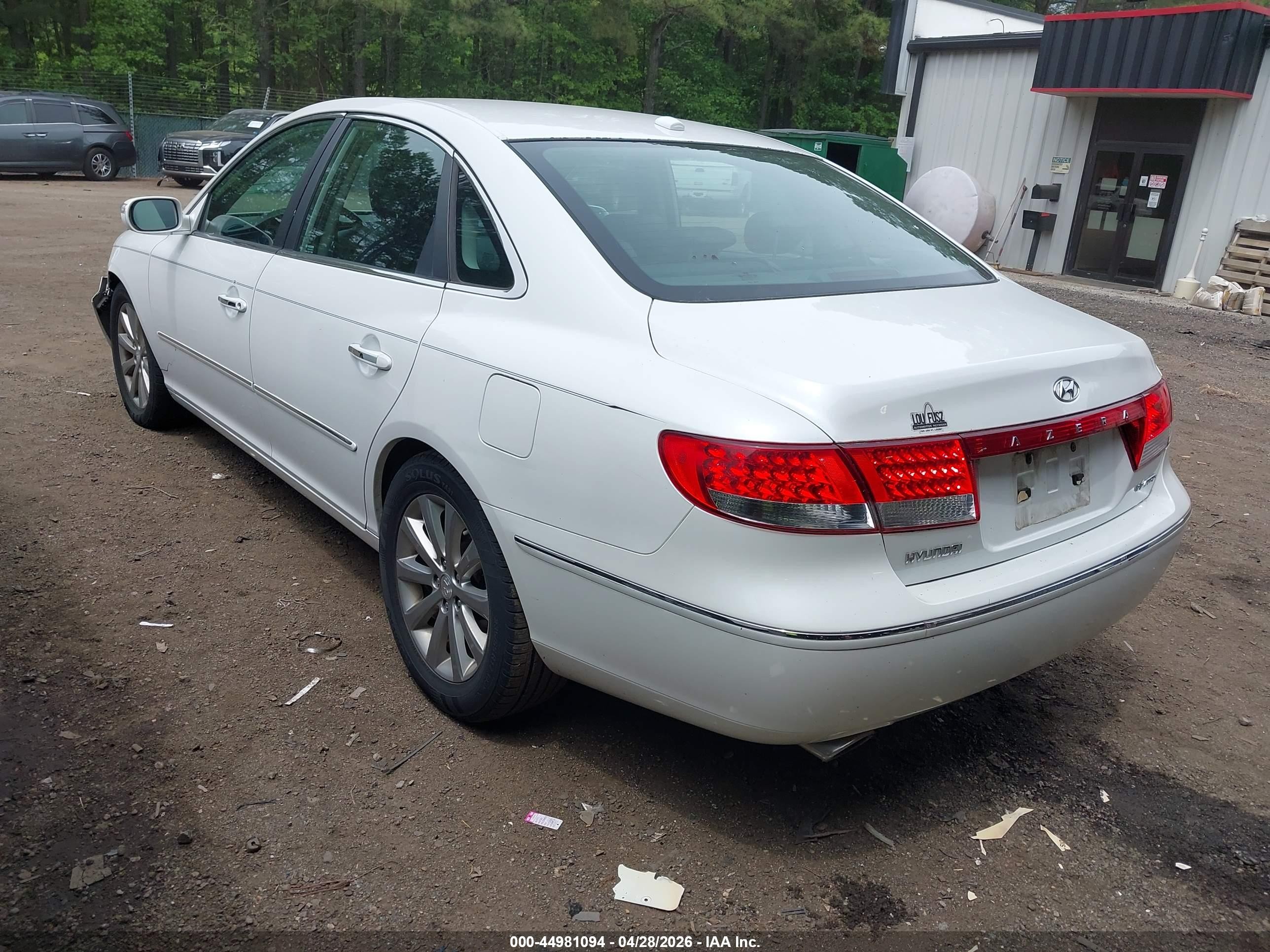 2009 Hyundai Azera Limited White vin: KMHFC46F89A344196