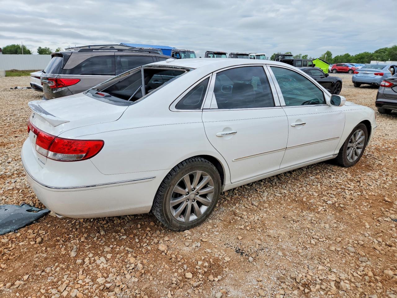2009 Hyundai Azera Limited White vin: KMHFC46F89A358230