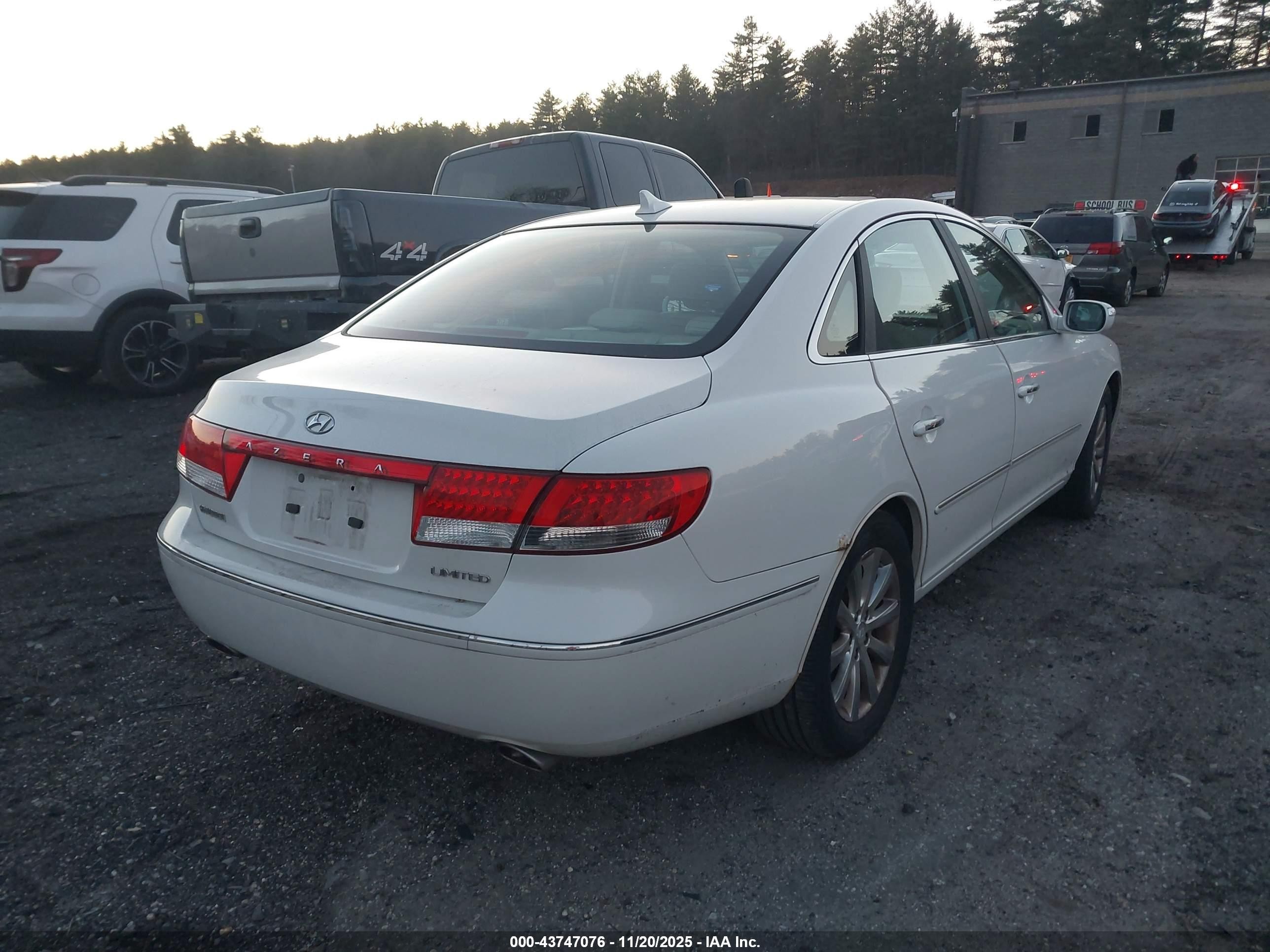 2009 Hyundai Azera Limited White vin: KMHFC46F89A372919