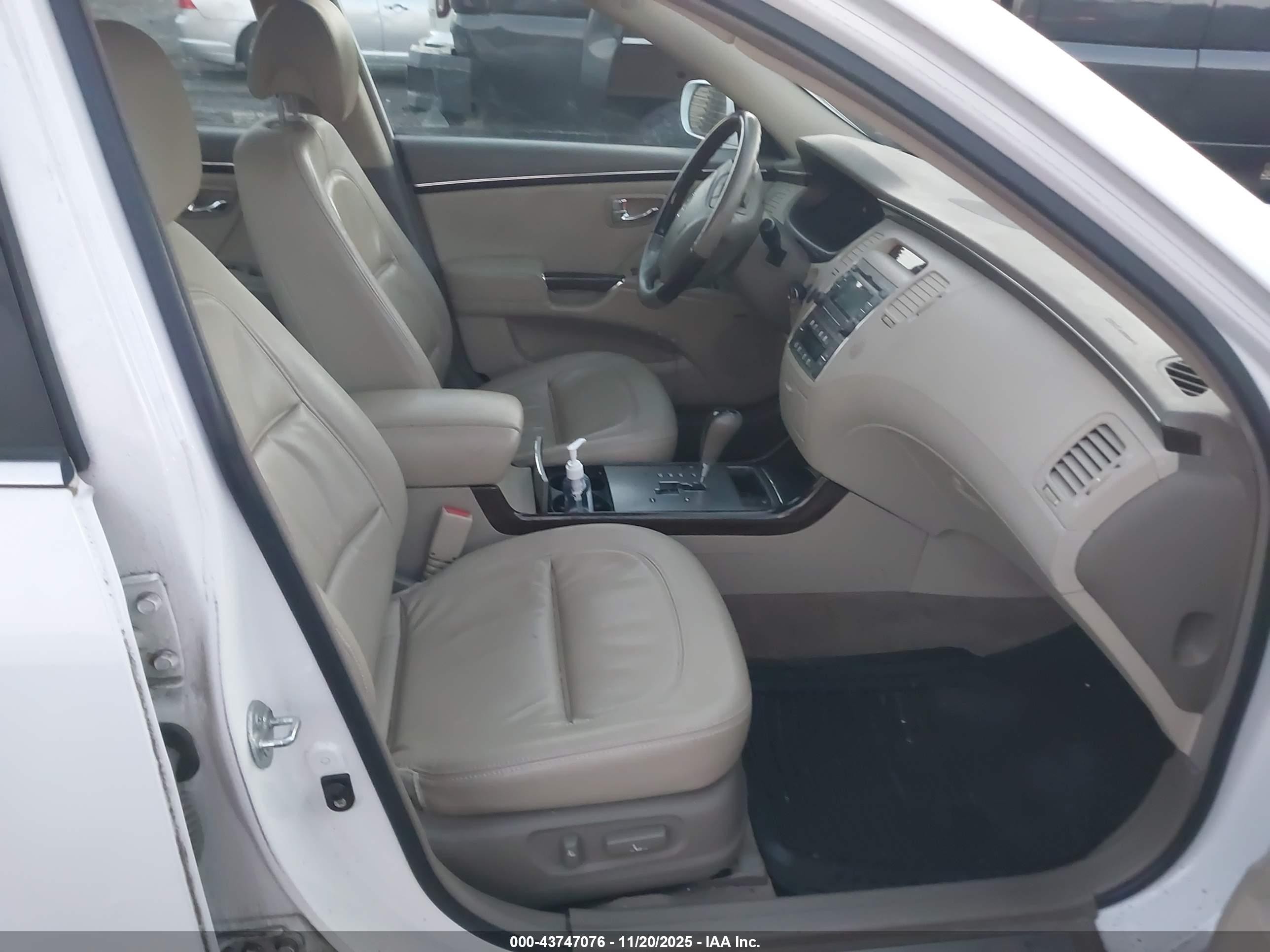 2009 Hyundai Azera Limited White vin: KMHFC46F89A372919
