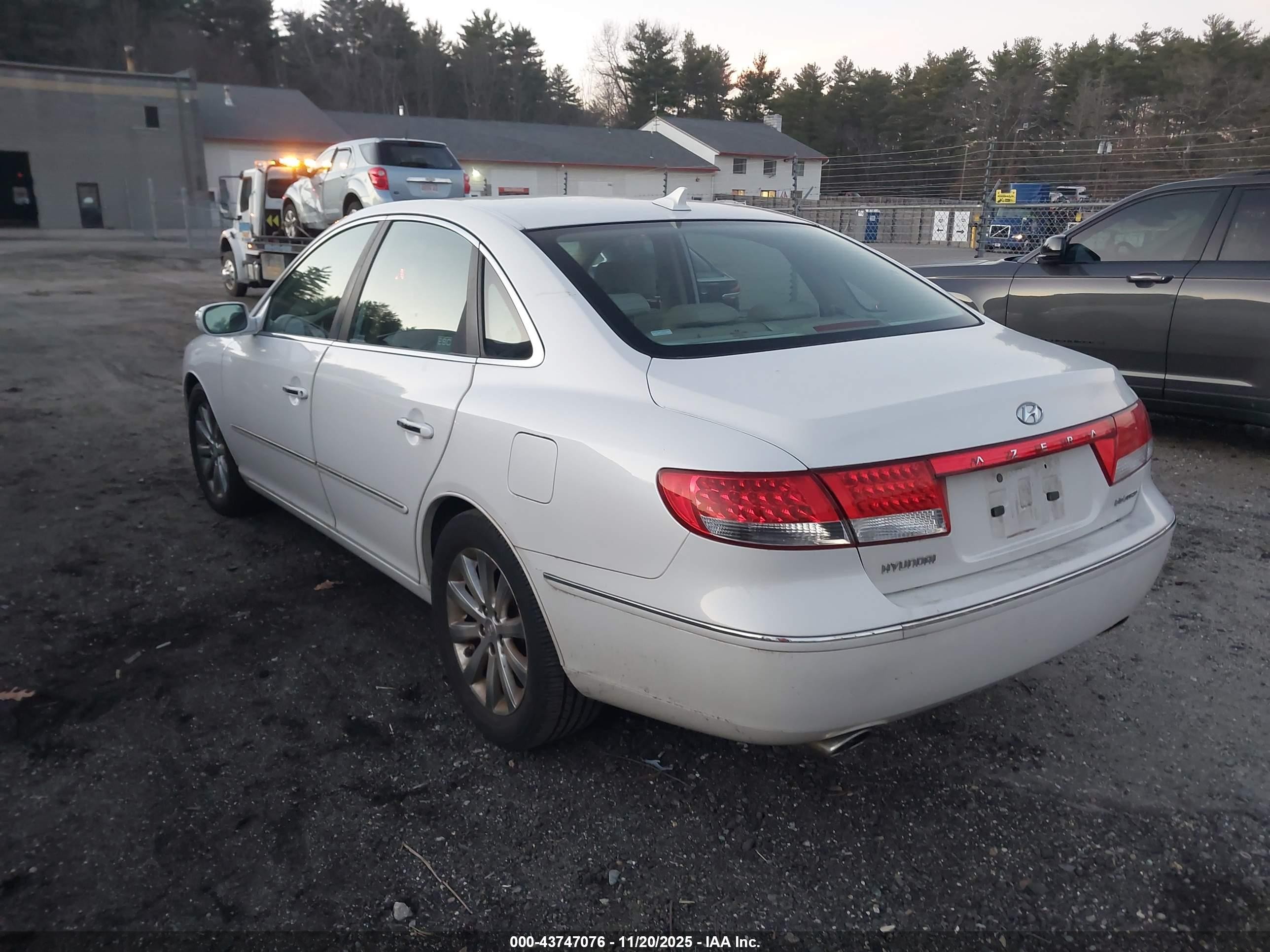 2009 Hyundai Azera Limited White vin: KMHFC46F89A372919