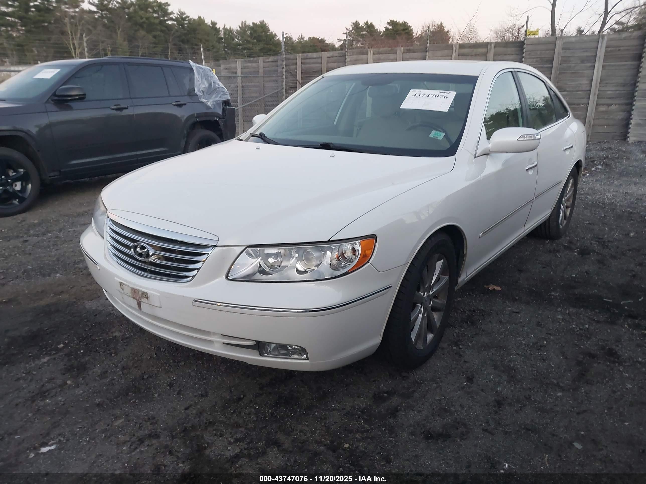 2009 Hyundai Azera Limited White vin: KMHFC46F89A372919
