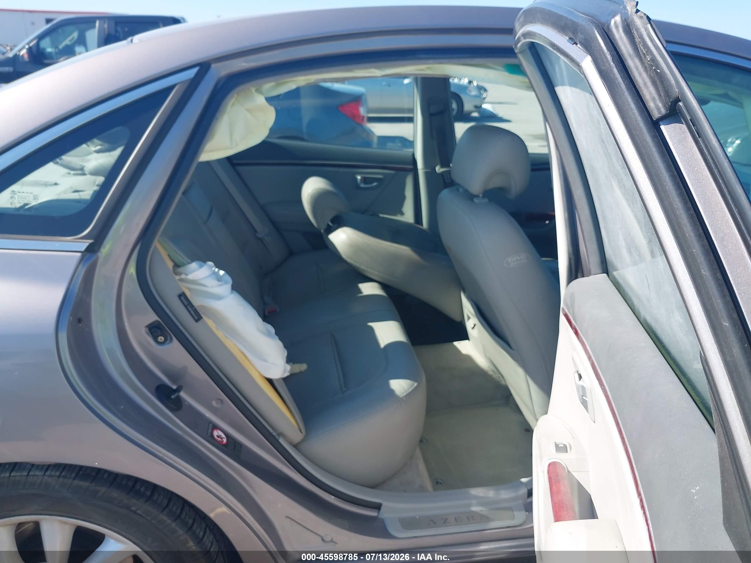 2006 Hyundai Azera Limited/se Silver vin: KMHFC46F96A060393